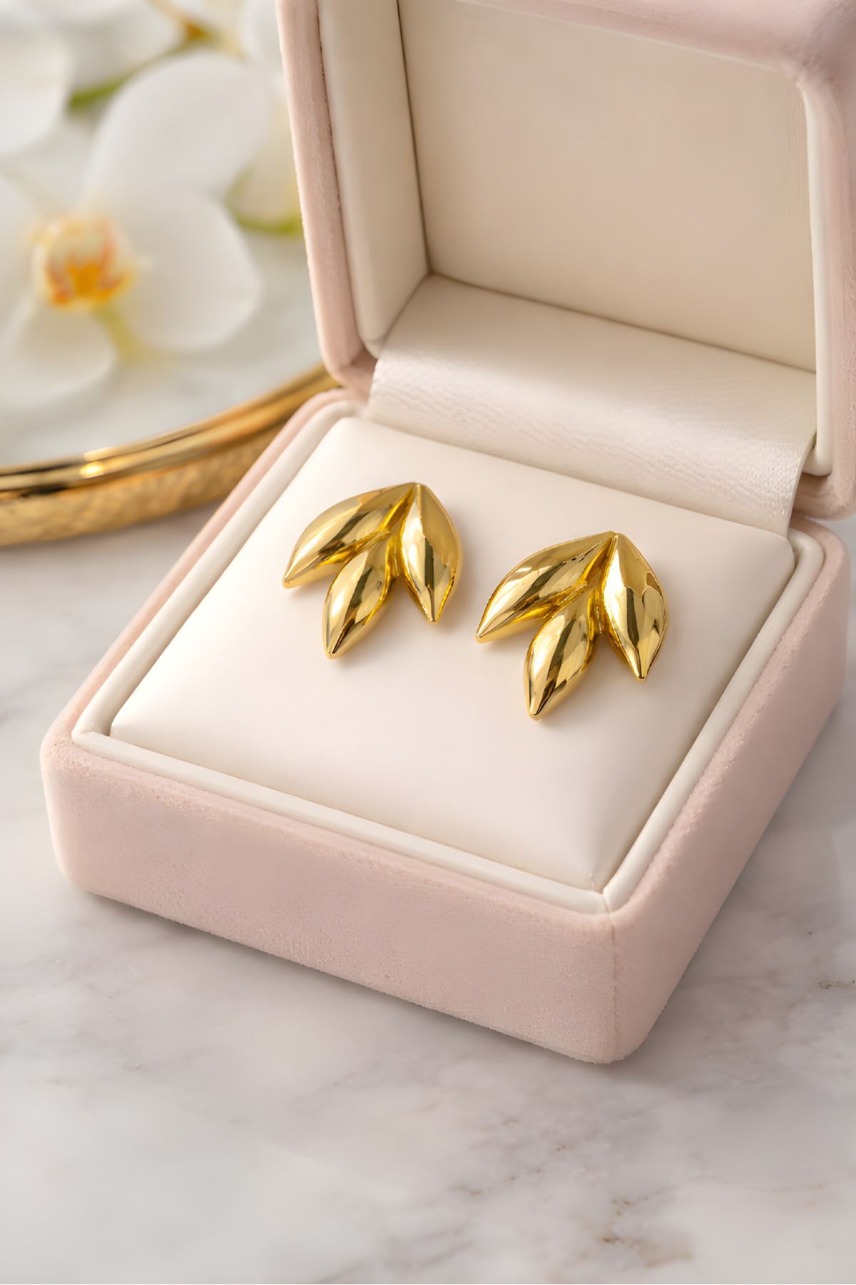 Gold Üç Yapraklı Küpe, Hafif