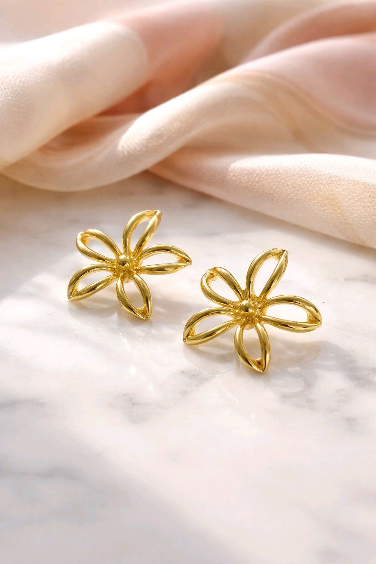 Gold Bembeli Çiçek Küpe