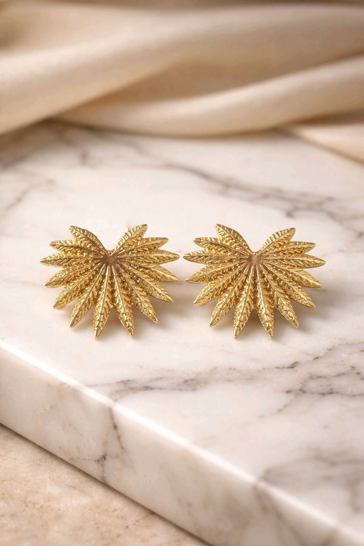 Gold Yarım Yıldız Küpe, Hafif
