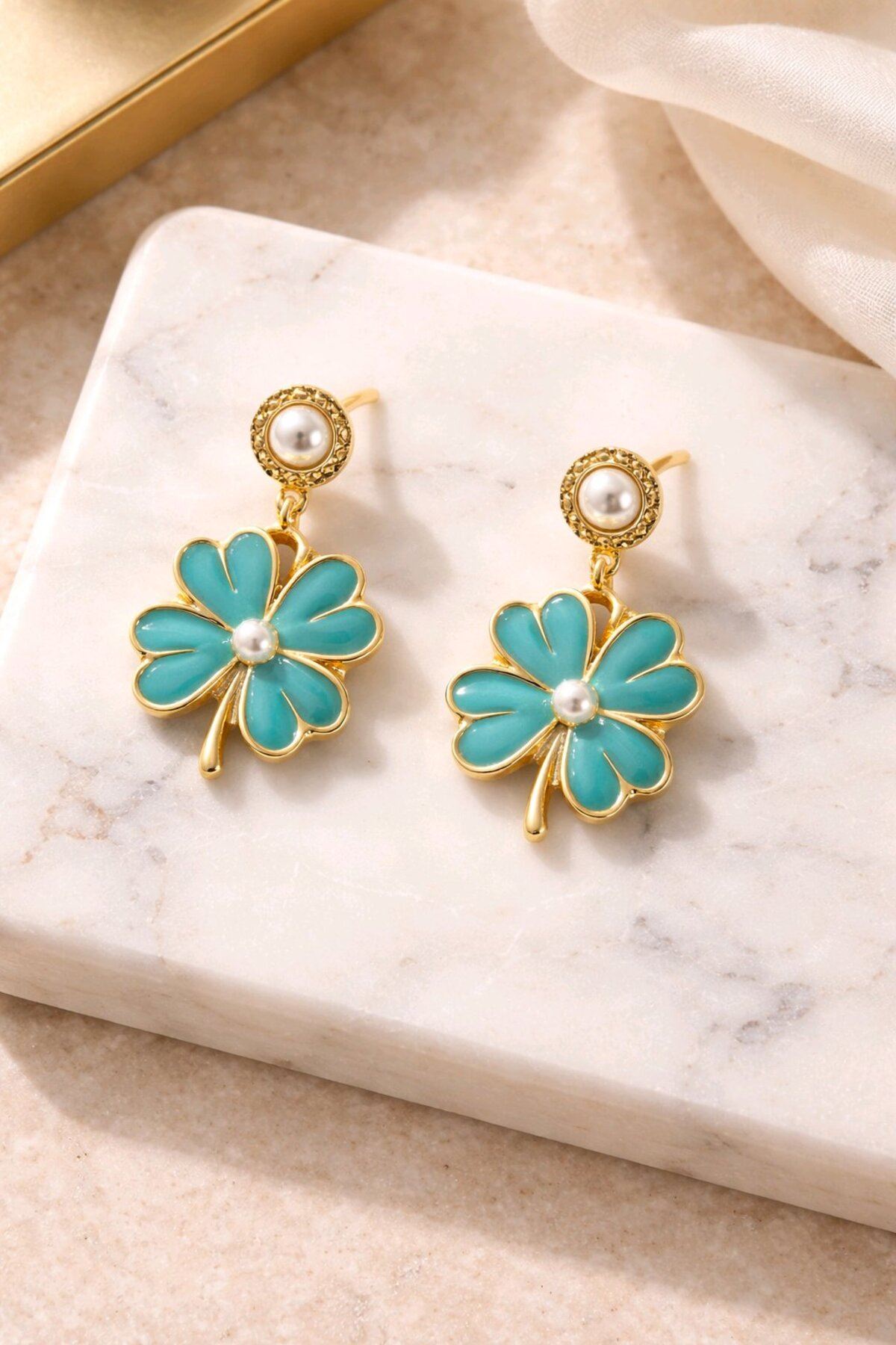 Mint Yeşili Sallantılı Küçük Yonca Küpe