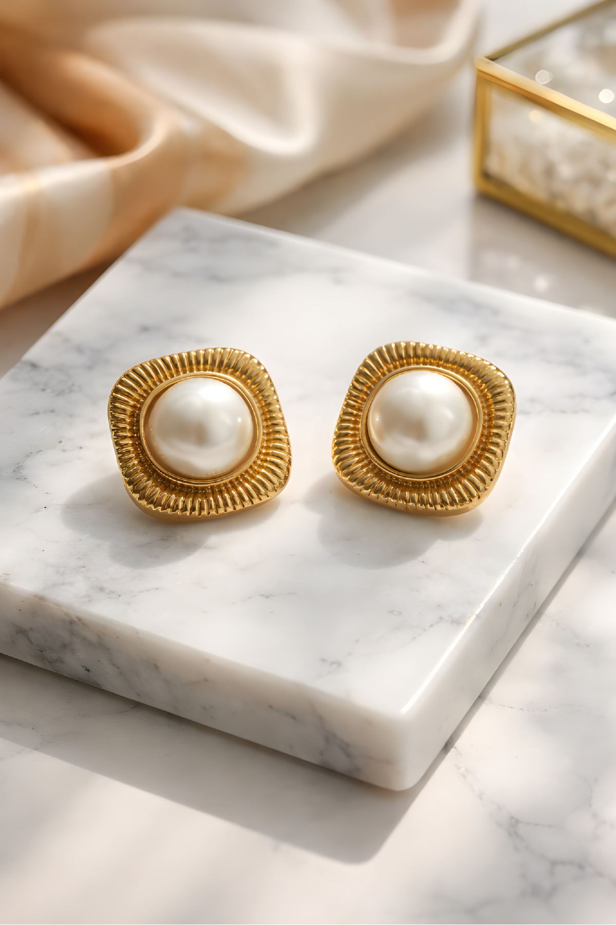 Gold İncili Dörtgen Küpe, Hafif