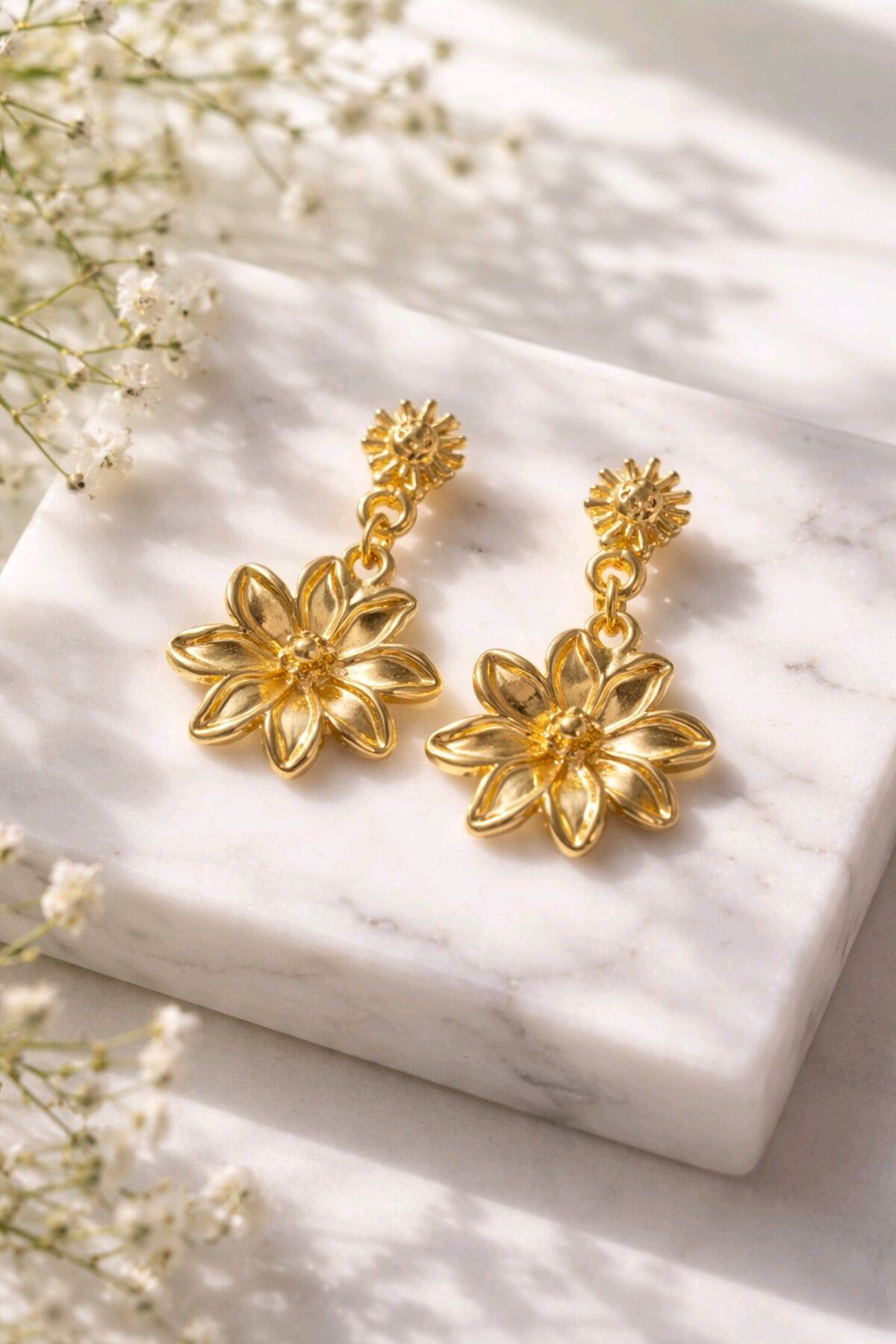Gold Küçük Sallantılı Çiçek Küpe, Hafif