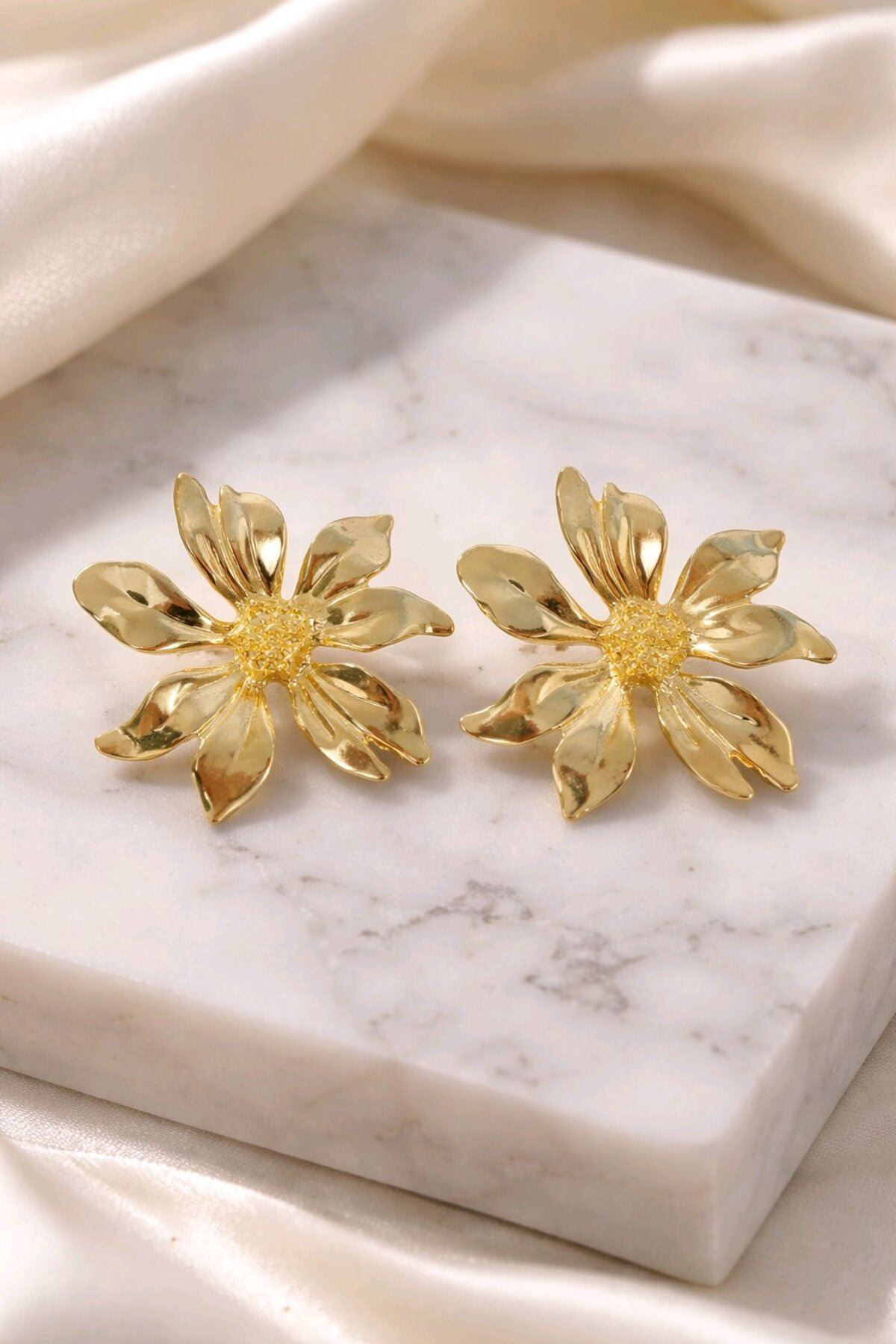 Gold Çiçek Küpe, Çok Hafif