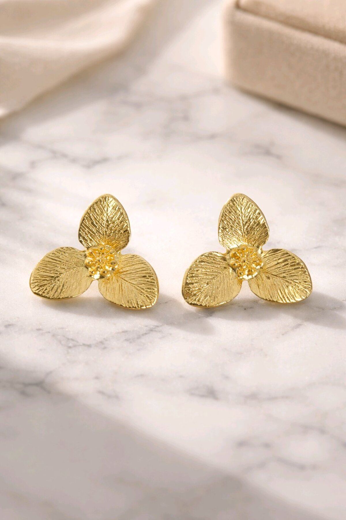 Gold Üç Yapraklı Çiçek Küpe