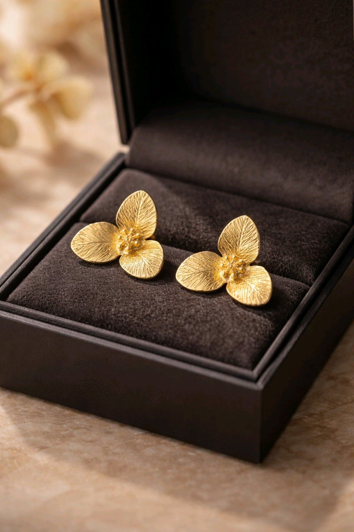 Gold Üç Yapraklı Çiçek Küpe