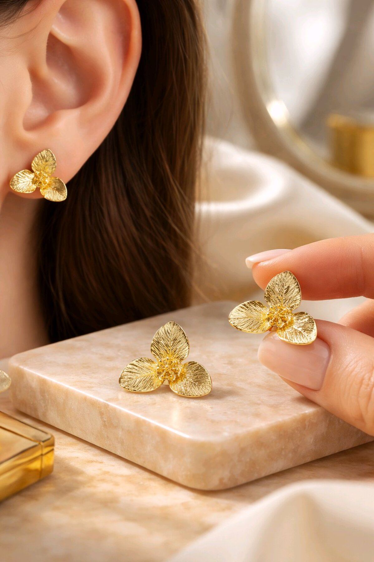 Gold Üç Yapraklı Çiçek Küpe