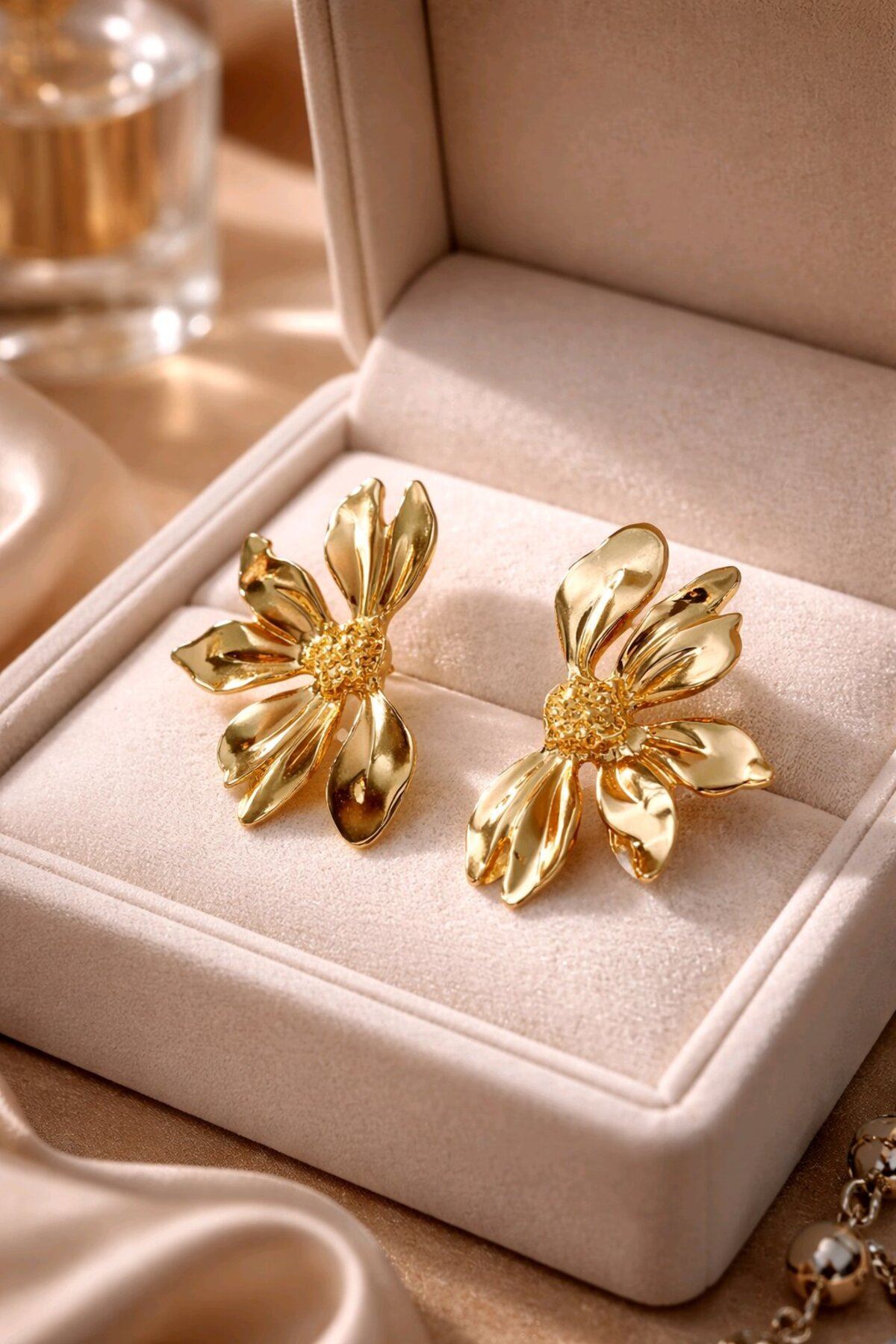 Gold Yarım Çiçek Küpe, Hafif