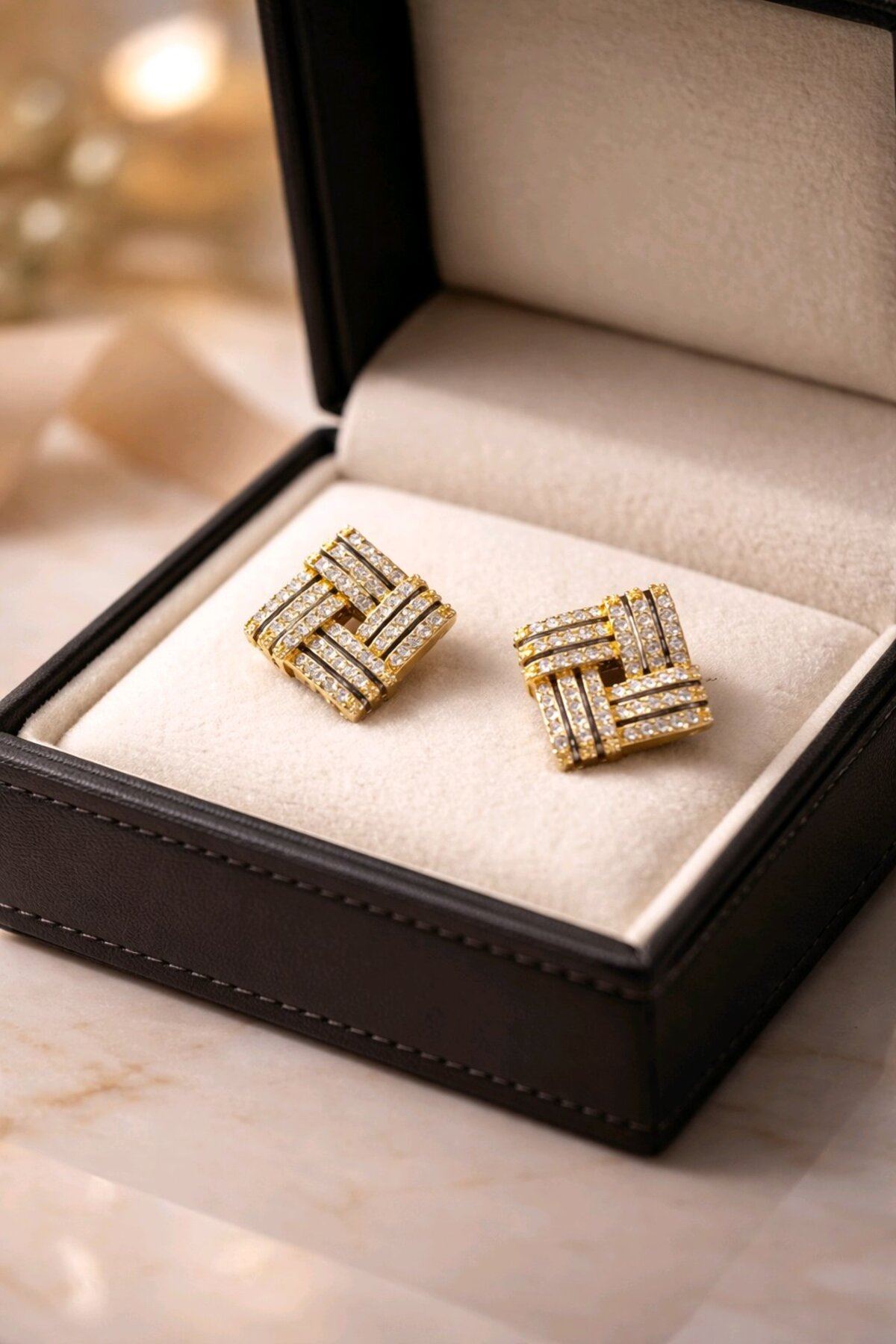 Gold Taşlı Kare Küpe