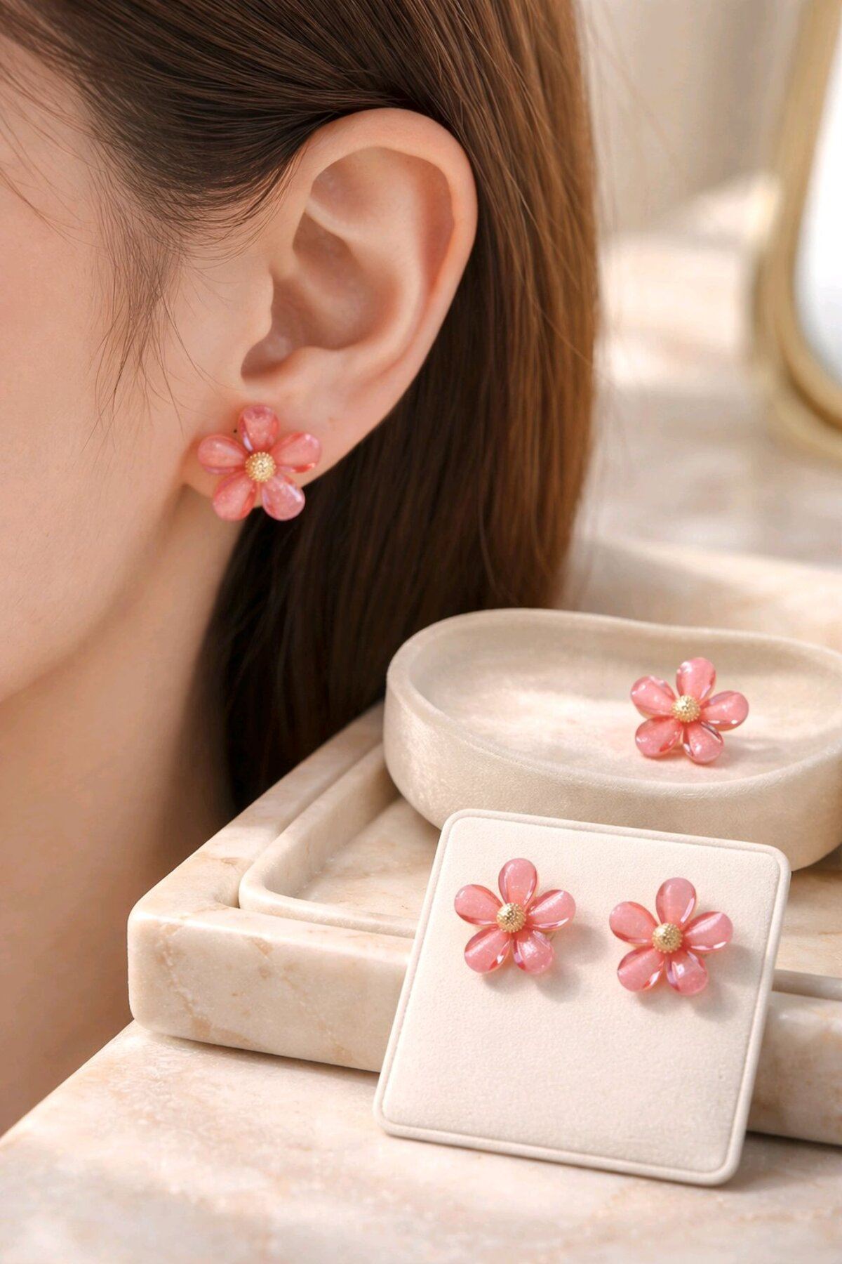 Gold Pembe 2cm Şeffaf Çiçek Küpe İthal
