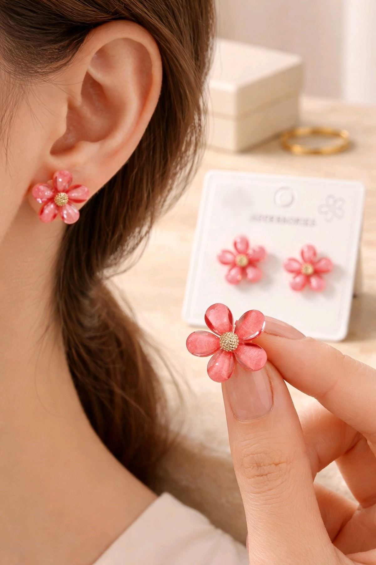 Gold Pembe 2cm Şeffaf Çiçek Küpe İthal