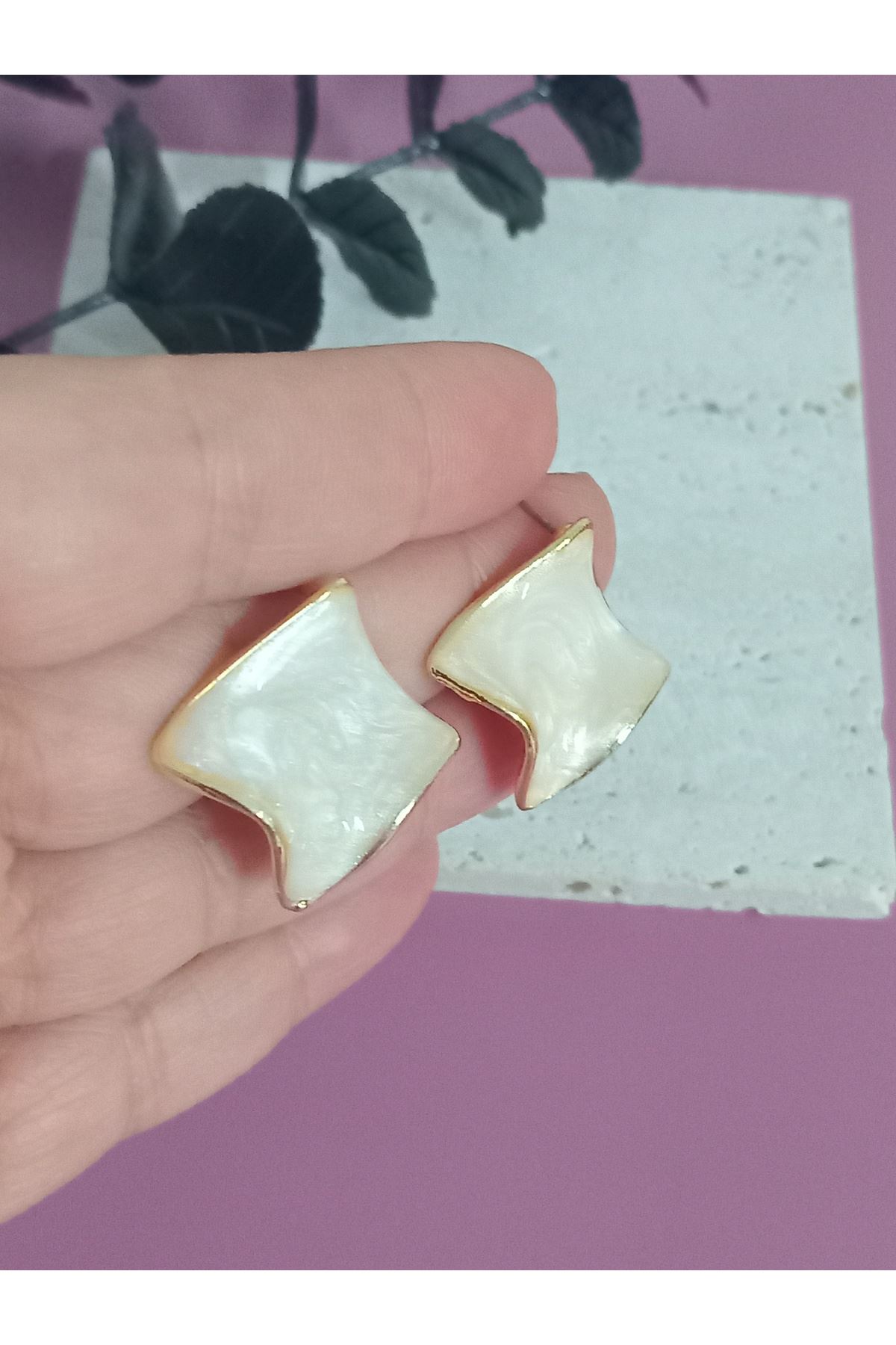 Krem Mineli Dalgalı Şık Küpe