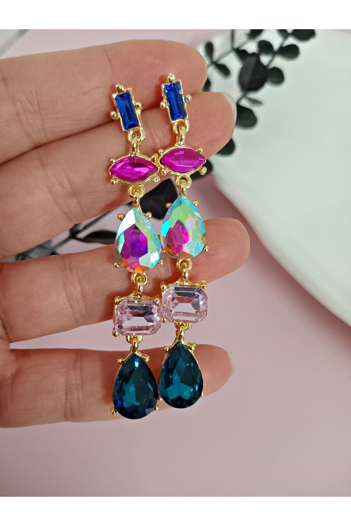 Mor Detaylı Kristal Taşlı Sallantılı Küpe