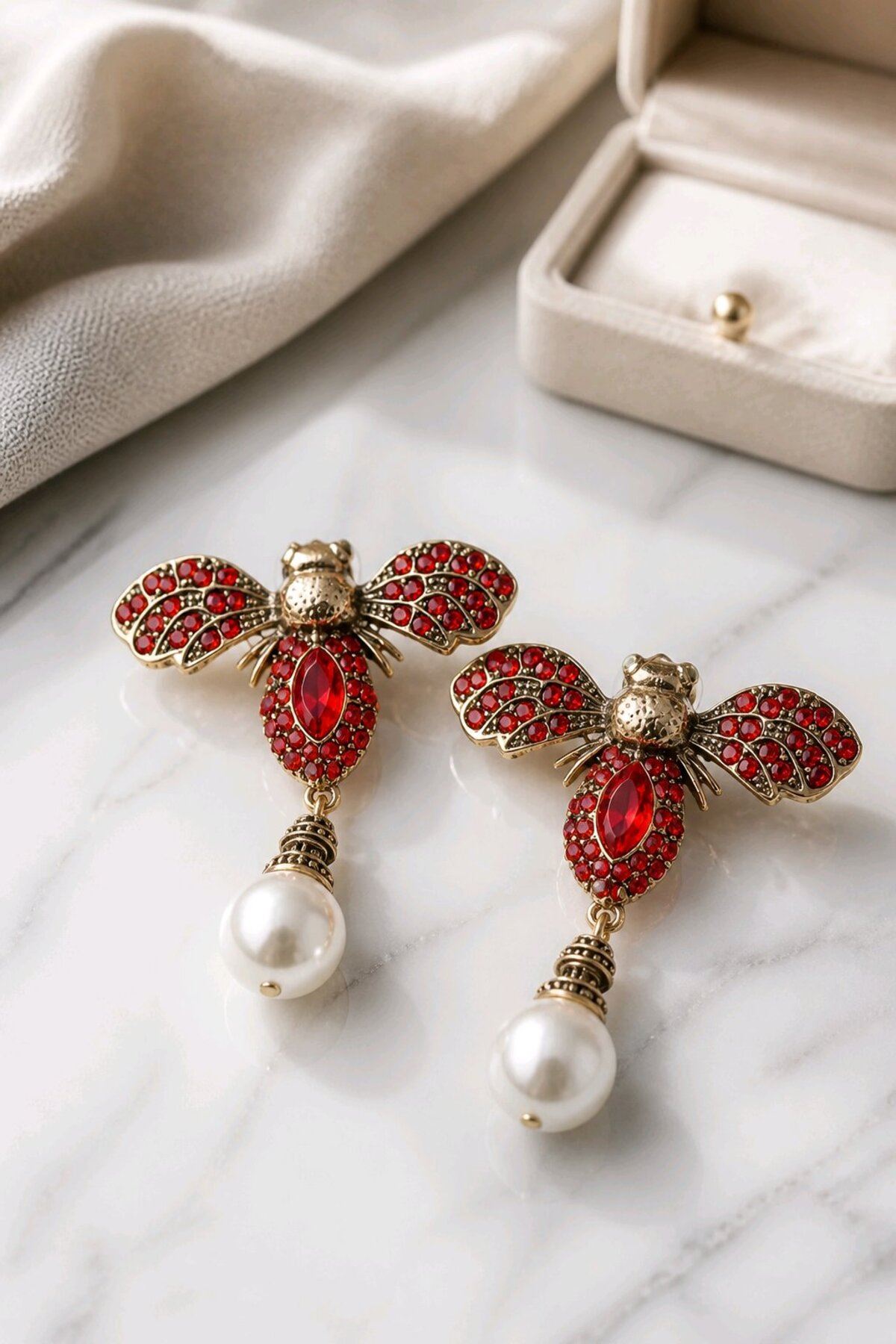 Marka Model, Kırmızı Taşlı Arı Küpe