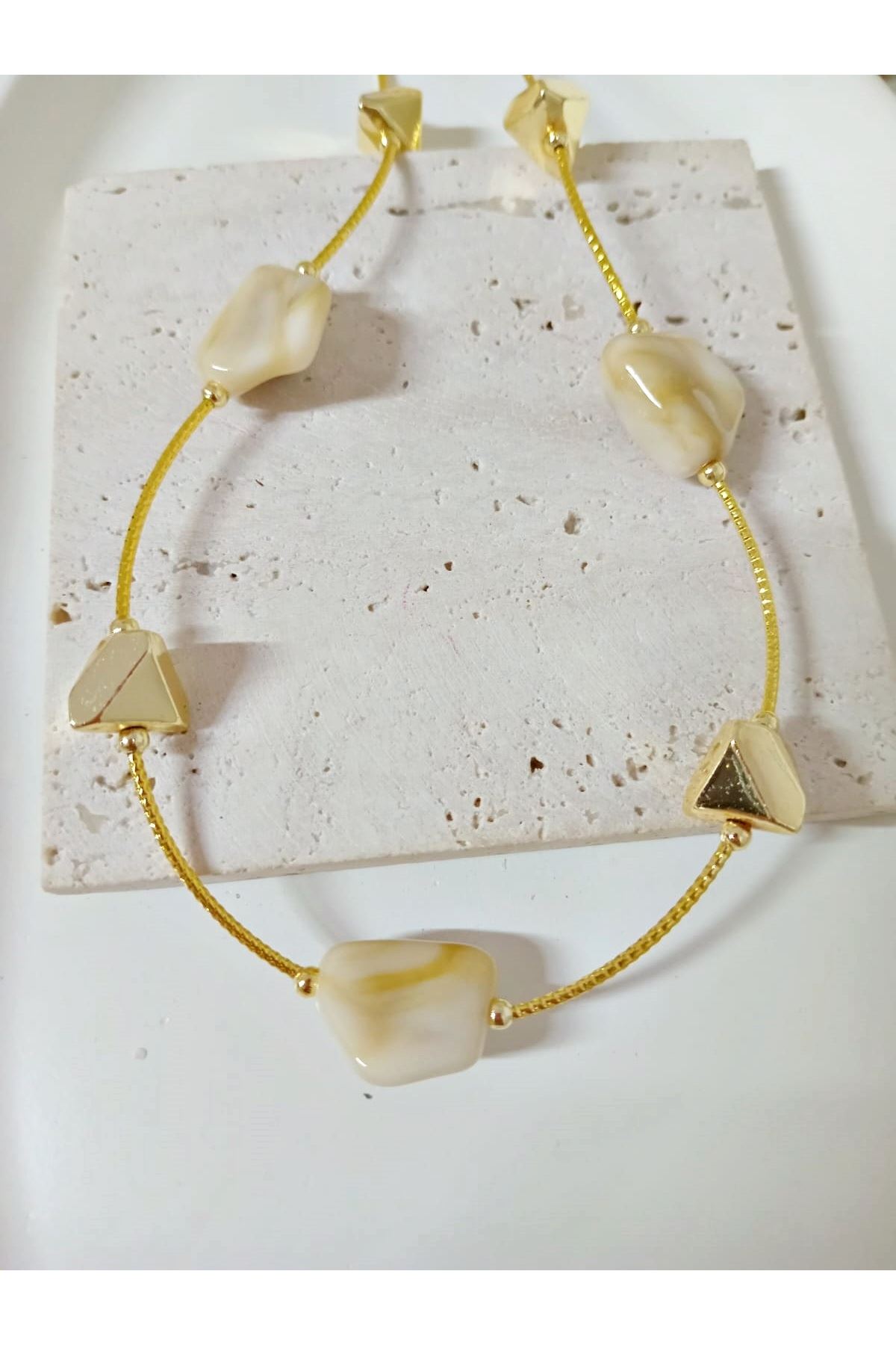 Krem Taşlı Gold Kadın Kolye