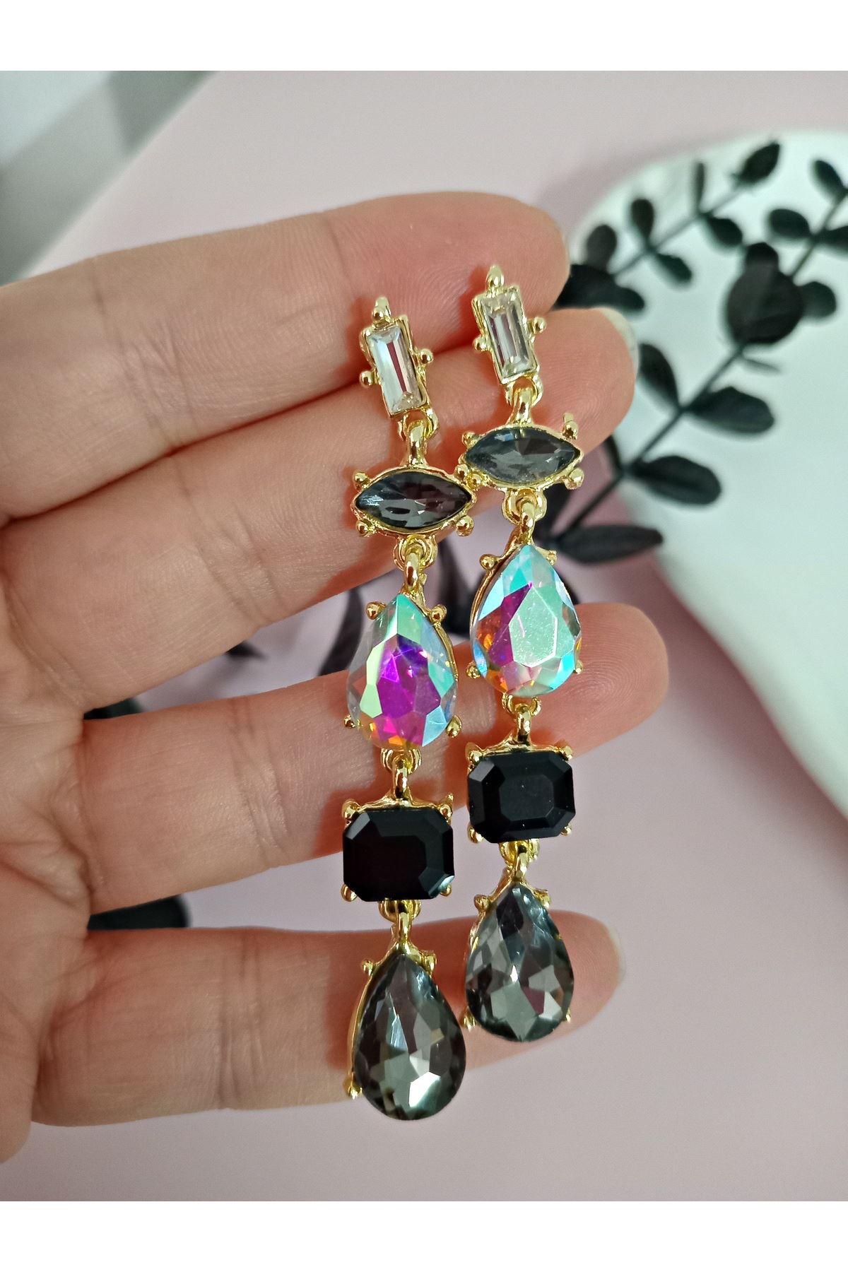 Siyah Antrasit Detaylı Kristal Taşlı Sallantılı Küpe