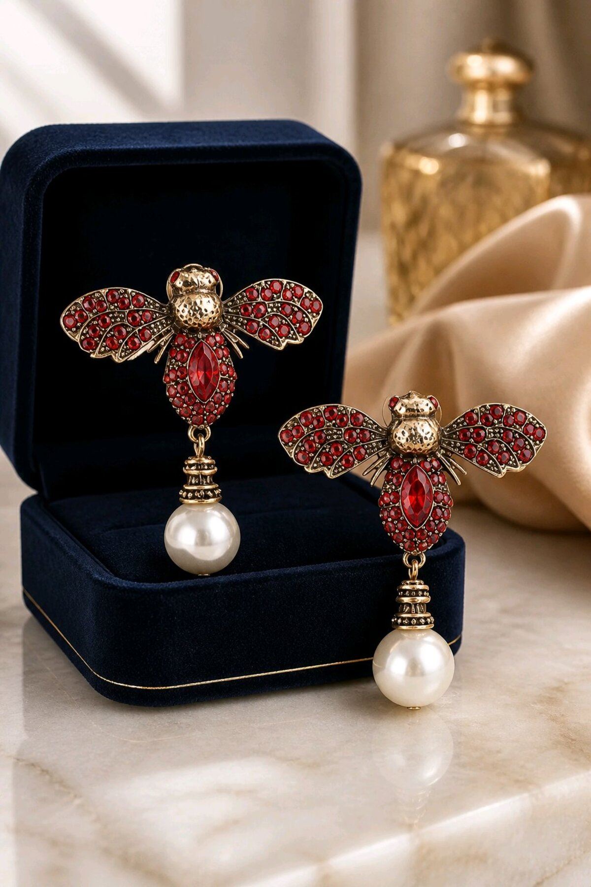 Marka Model, Kırmızı Taşlı Arı Küpe