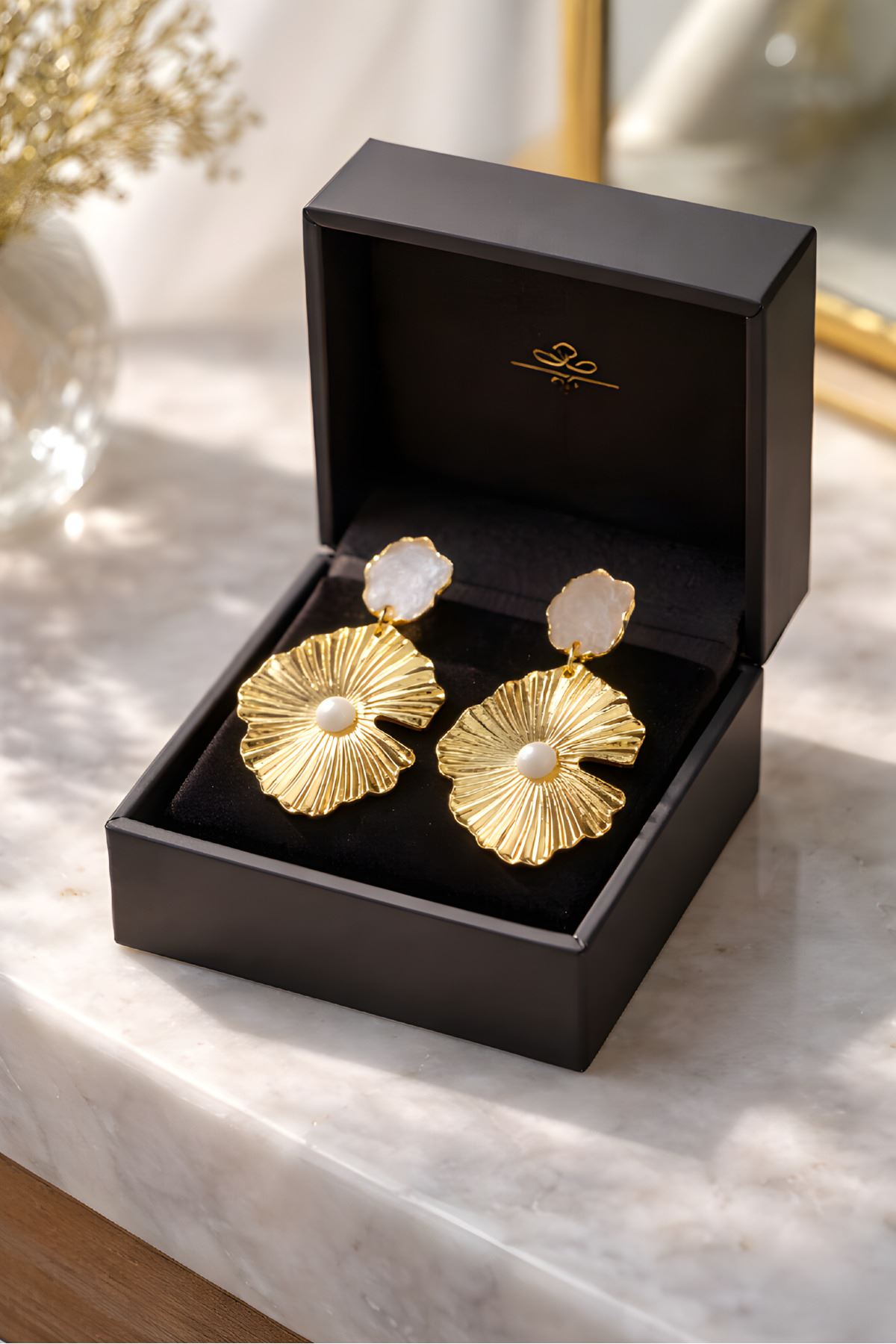 Gold Beyaz Mineli Çiçek Küpe