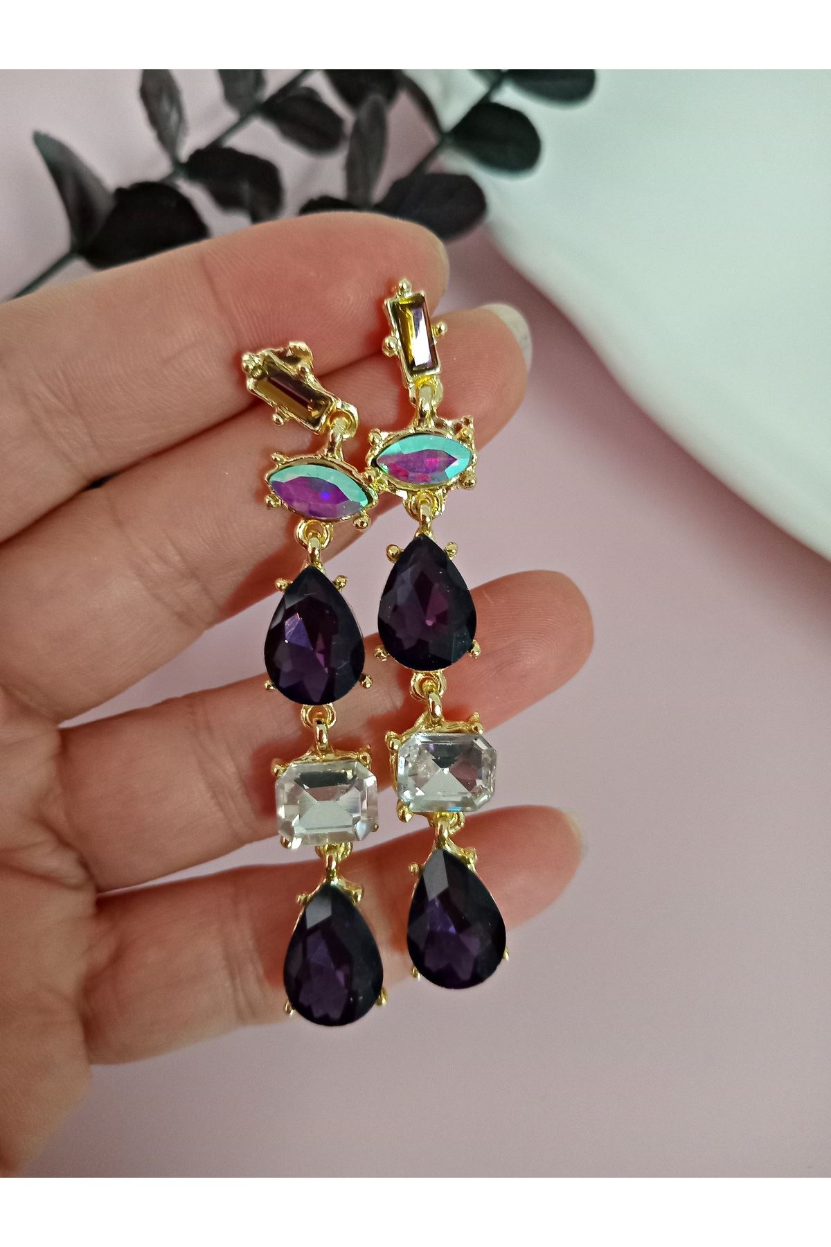 Mor Detaylı Kristal Taşlı Sallantılı Küpe