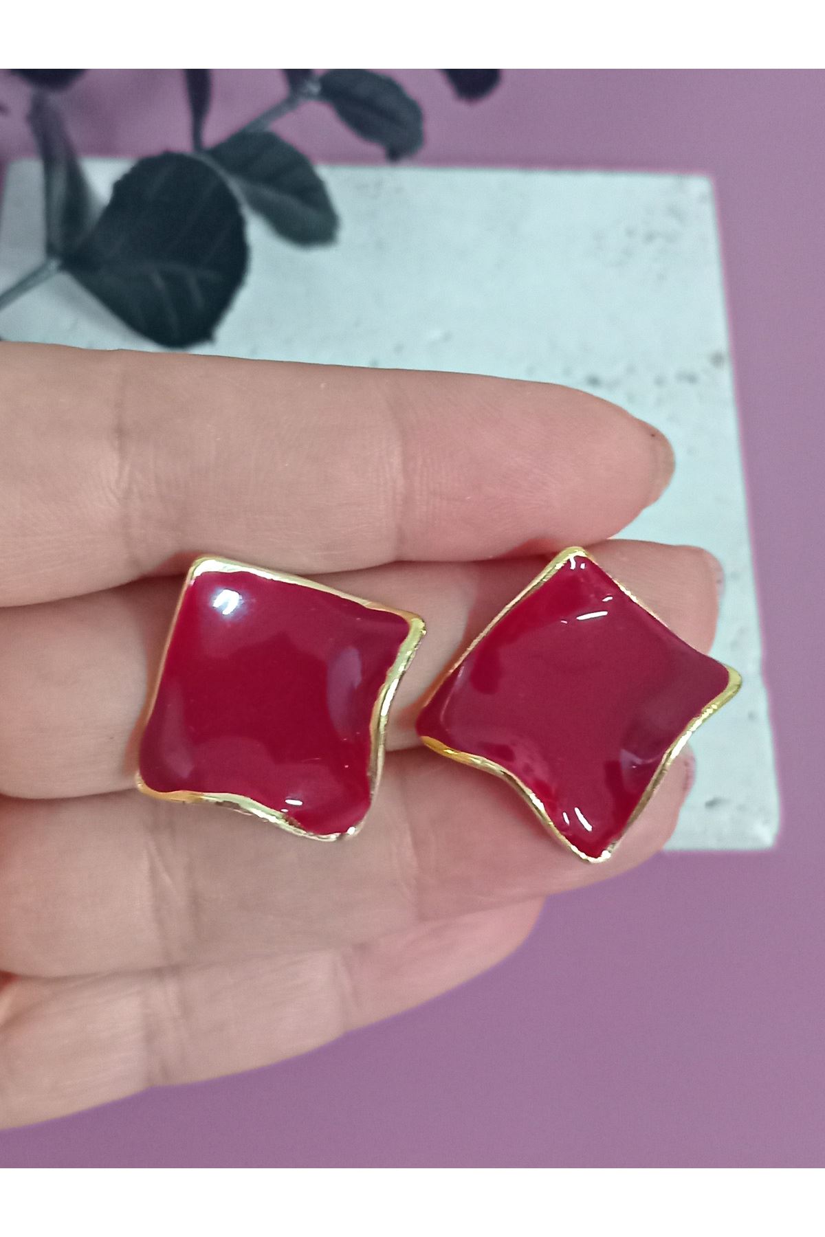 Bordo Mineli Dalgalı Şık Küpe