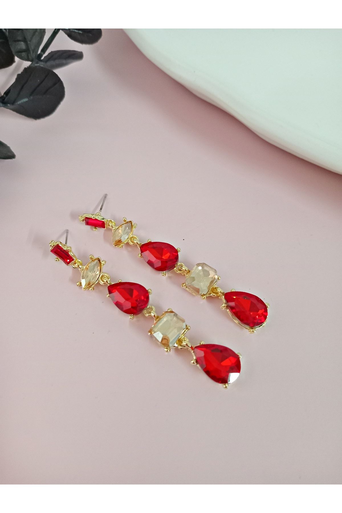 Kırmızı Bal Detaylı Kristal Taşlı Sallantılı Küpe