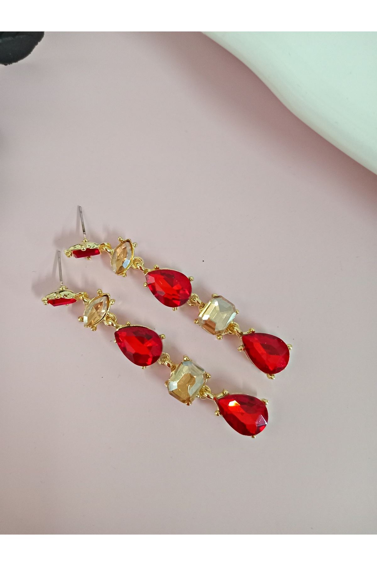 Kırmızı Bal Detaylı Kristal Taşlı Sallantılı Küpe