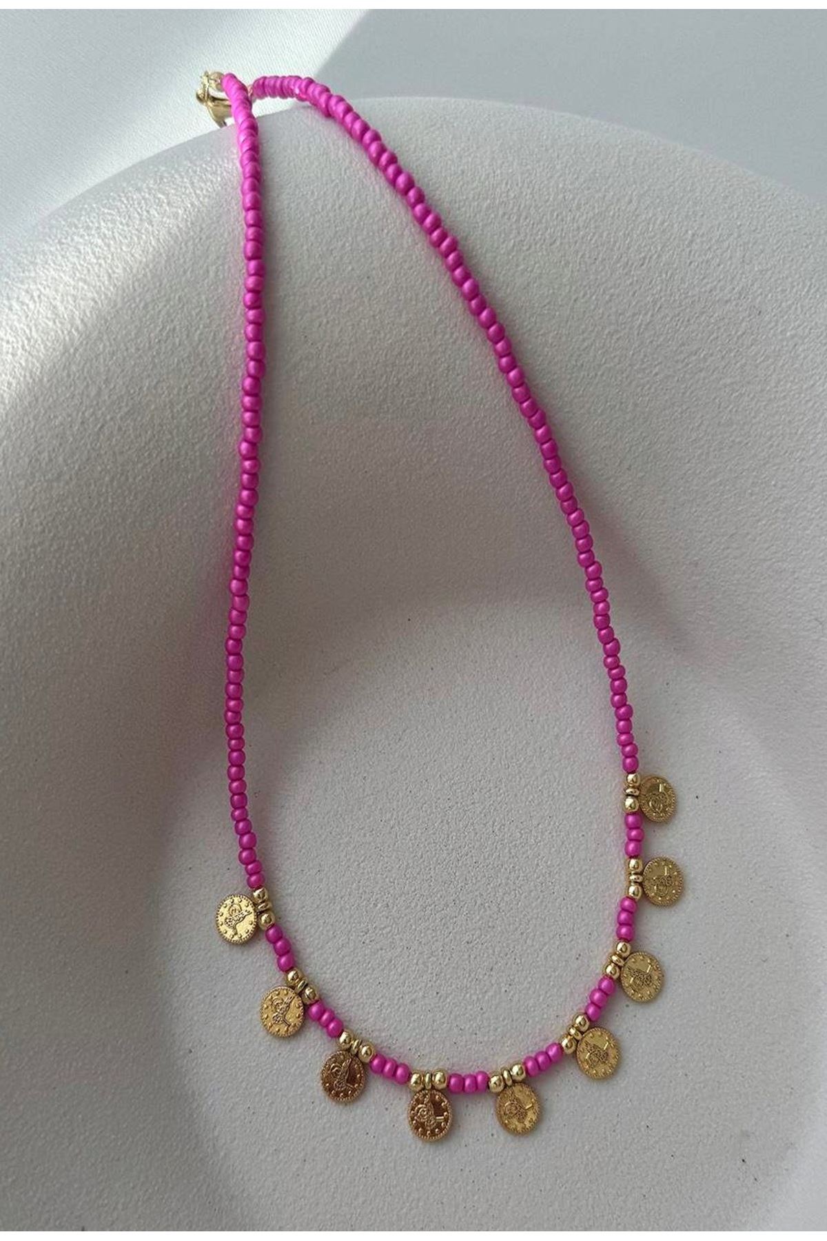 Pul Detaylı Pembe Boncuk Kadın Kolye
