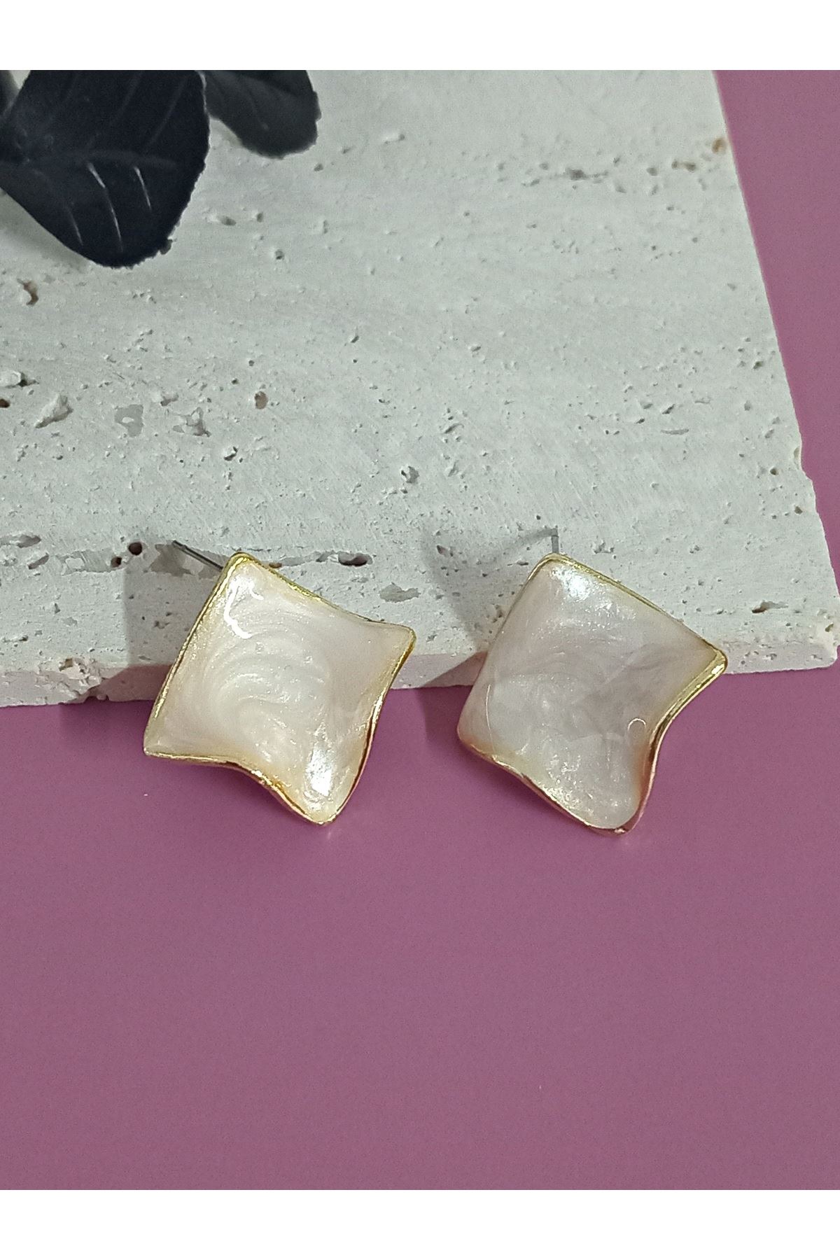 Krem Mineli Dalgalı Şık Küpe
