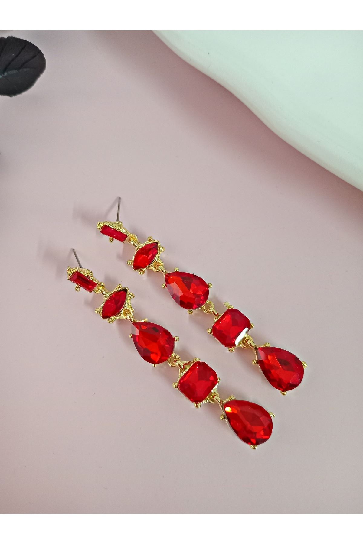 Kırmızı Detaylı Kristal Taşlı Sallantılı Küpe