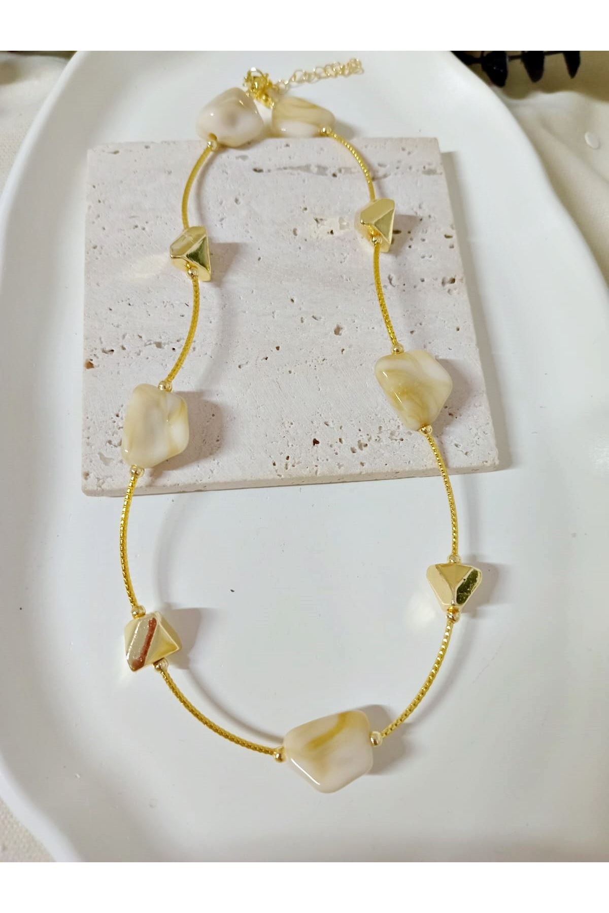 Krem Taşlı Gold Kadın Kolye