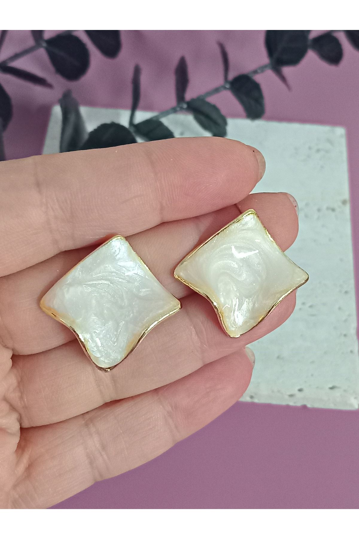 Krem Mineli Dalgalı Şık Küpe
