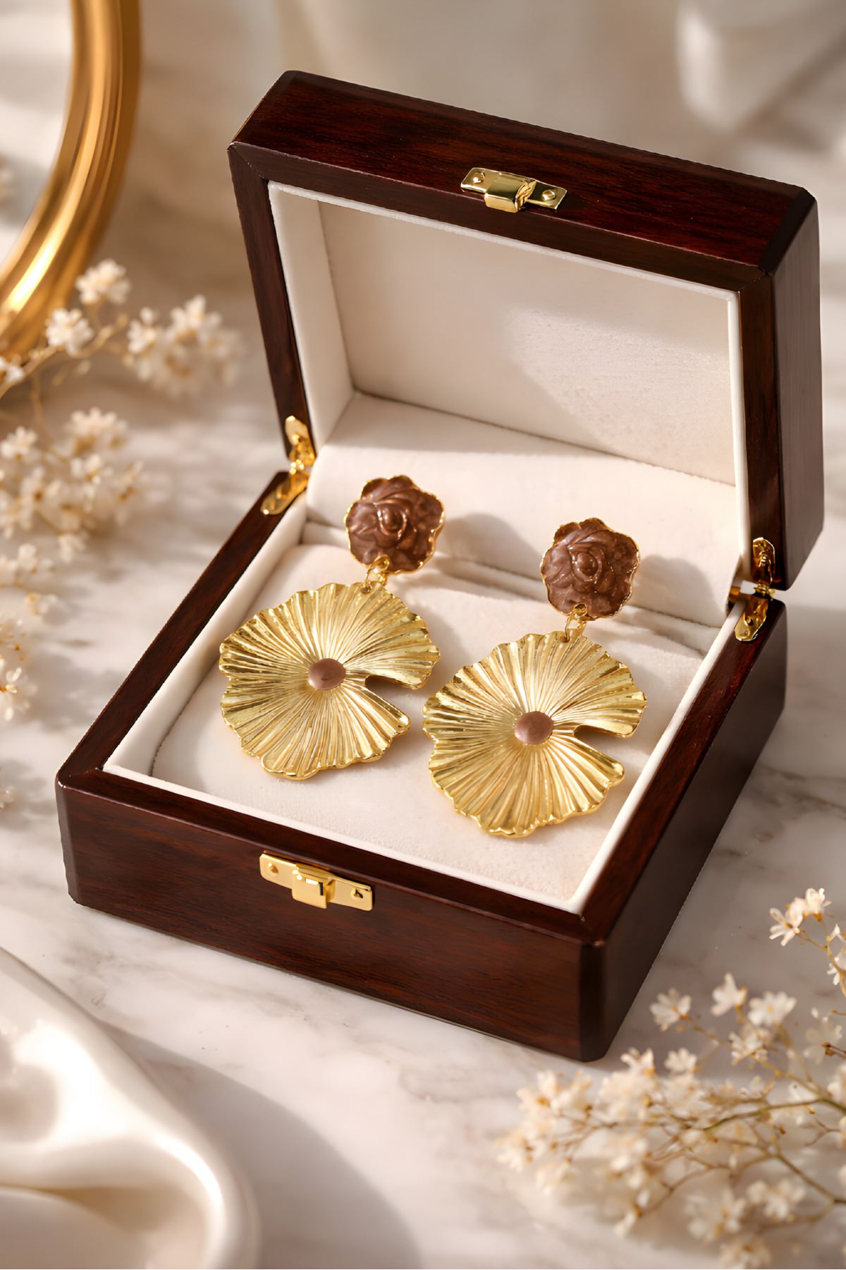 Gold Kahve Mineli Çiçek Küpe