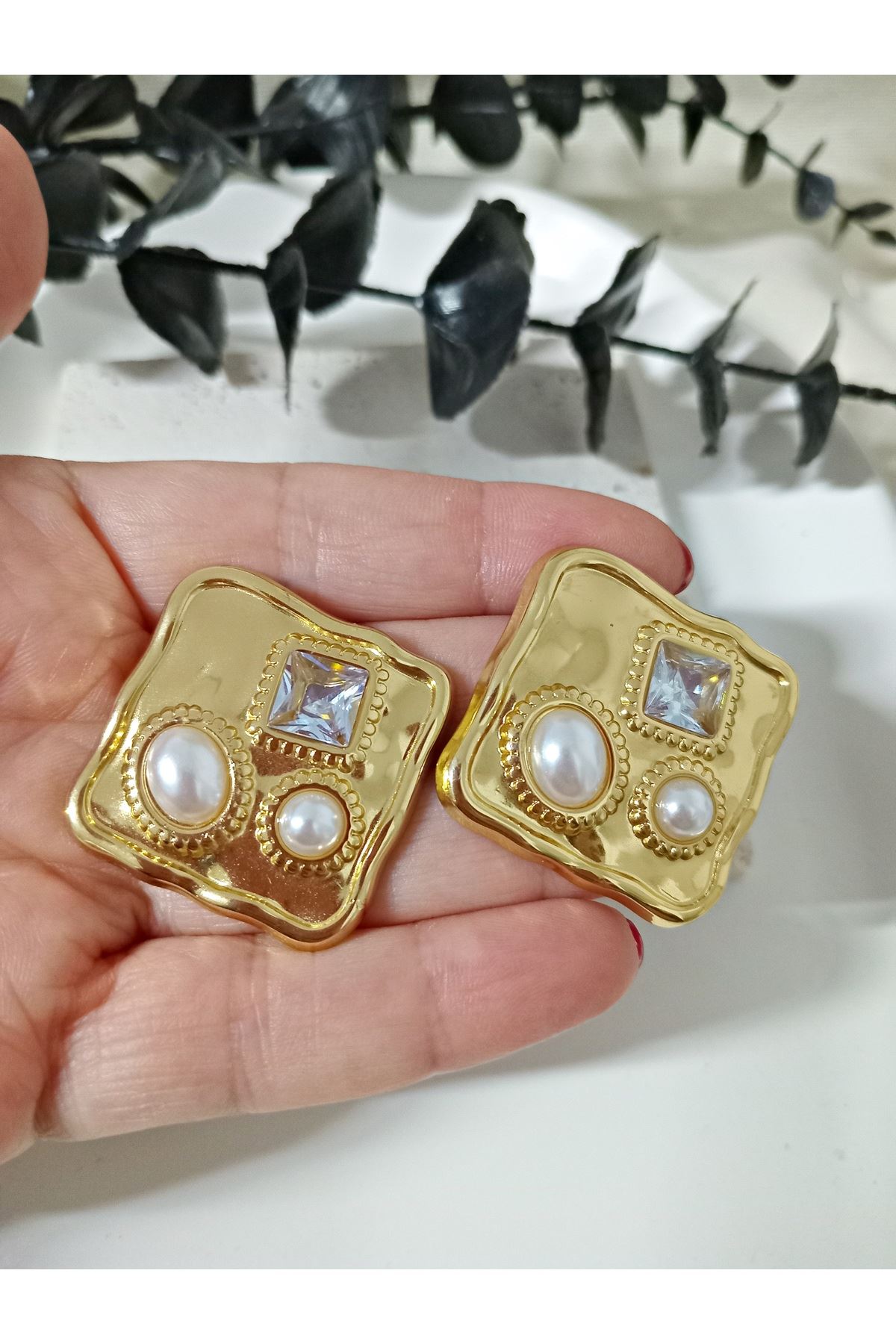 Çelik Gold Beyaz Taşlı Kare Büyük Küpe