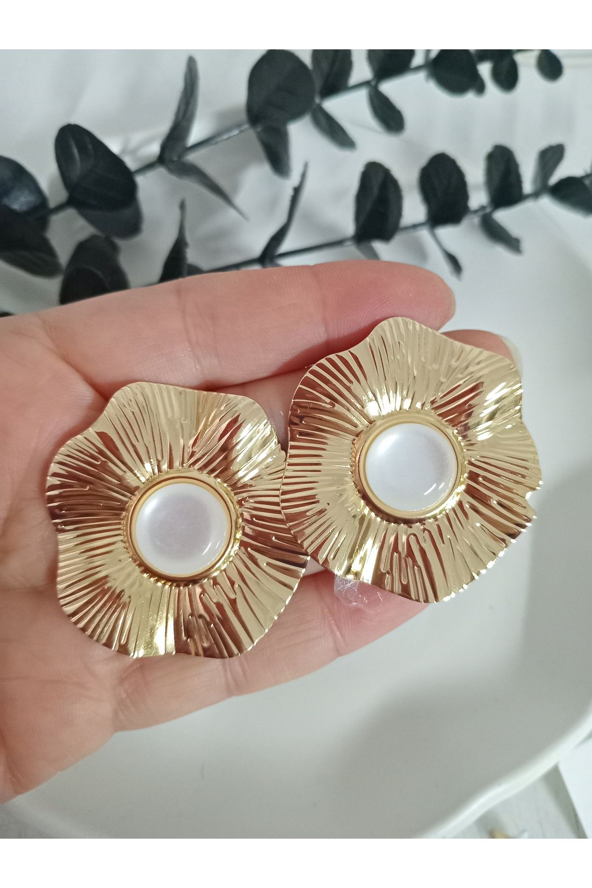Beyaz Taşlı Gold Büyük Çiçek Kadın Küpe