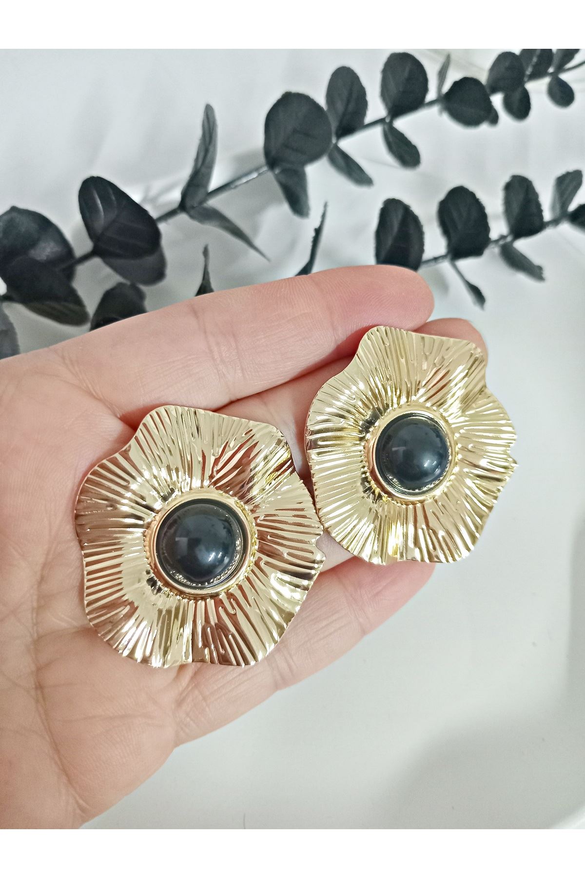 Marka Model, Siyah Taşlı Gold Büyük Çiçek Kadın Küpe