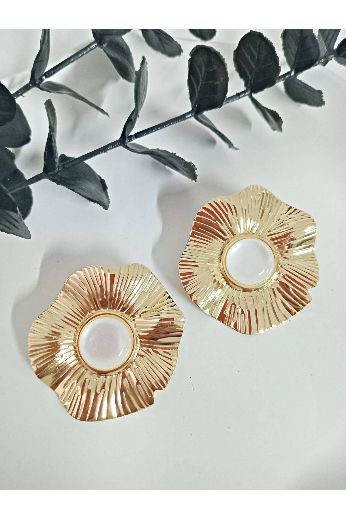 Beyaz Taşlı Gold Büyük Çiçek Kadın Küpe