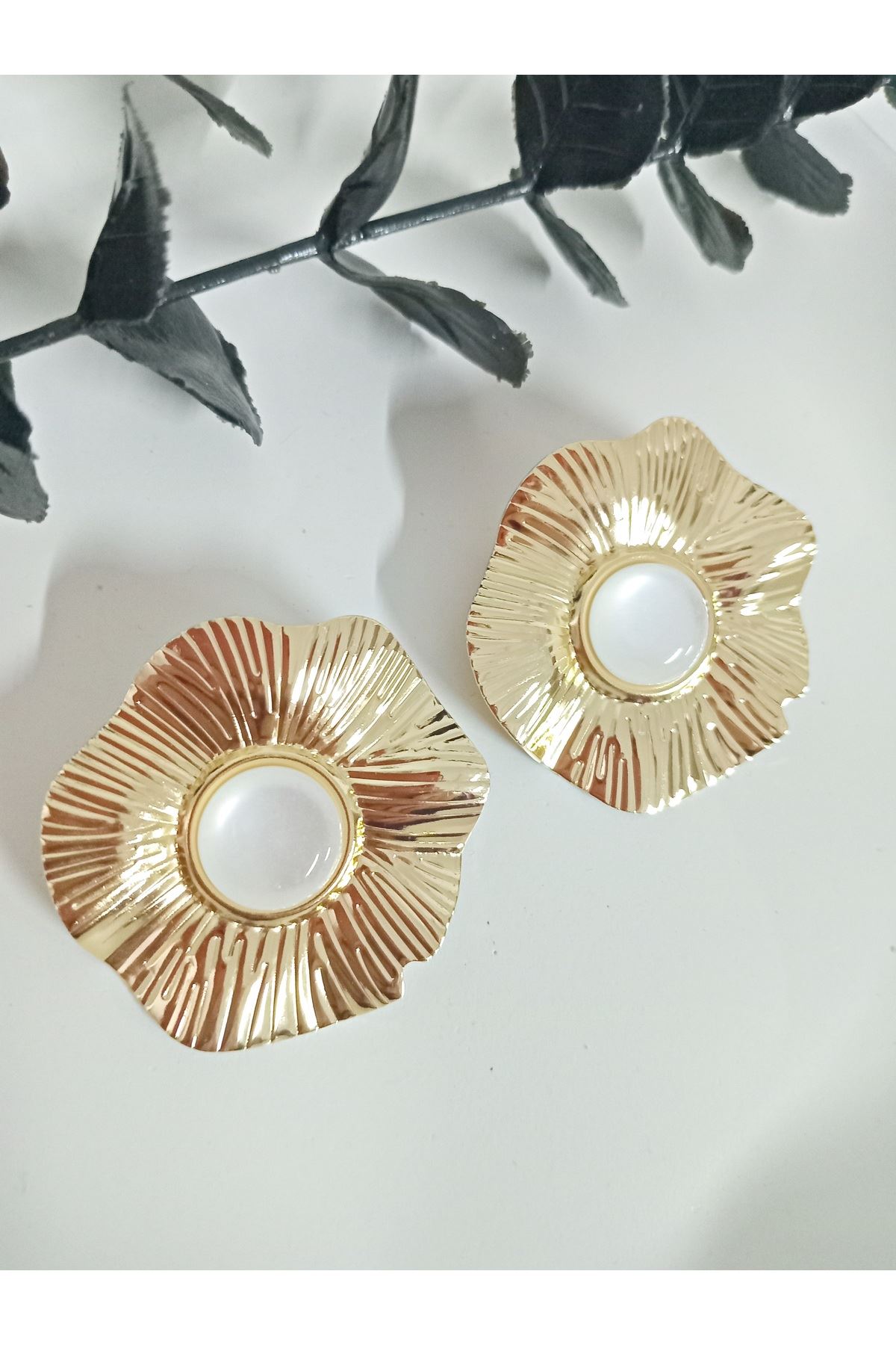 Beyaz Taşlı Gold Büyük Çiçek Kadın Küpe