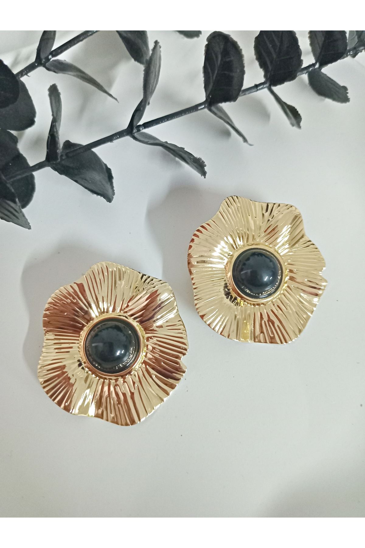 Marka Model, Siyah Taşlı Gold Büyük Çiçek Kadın Küpe