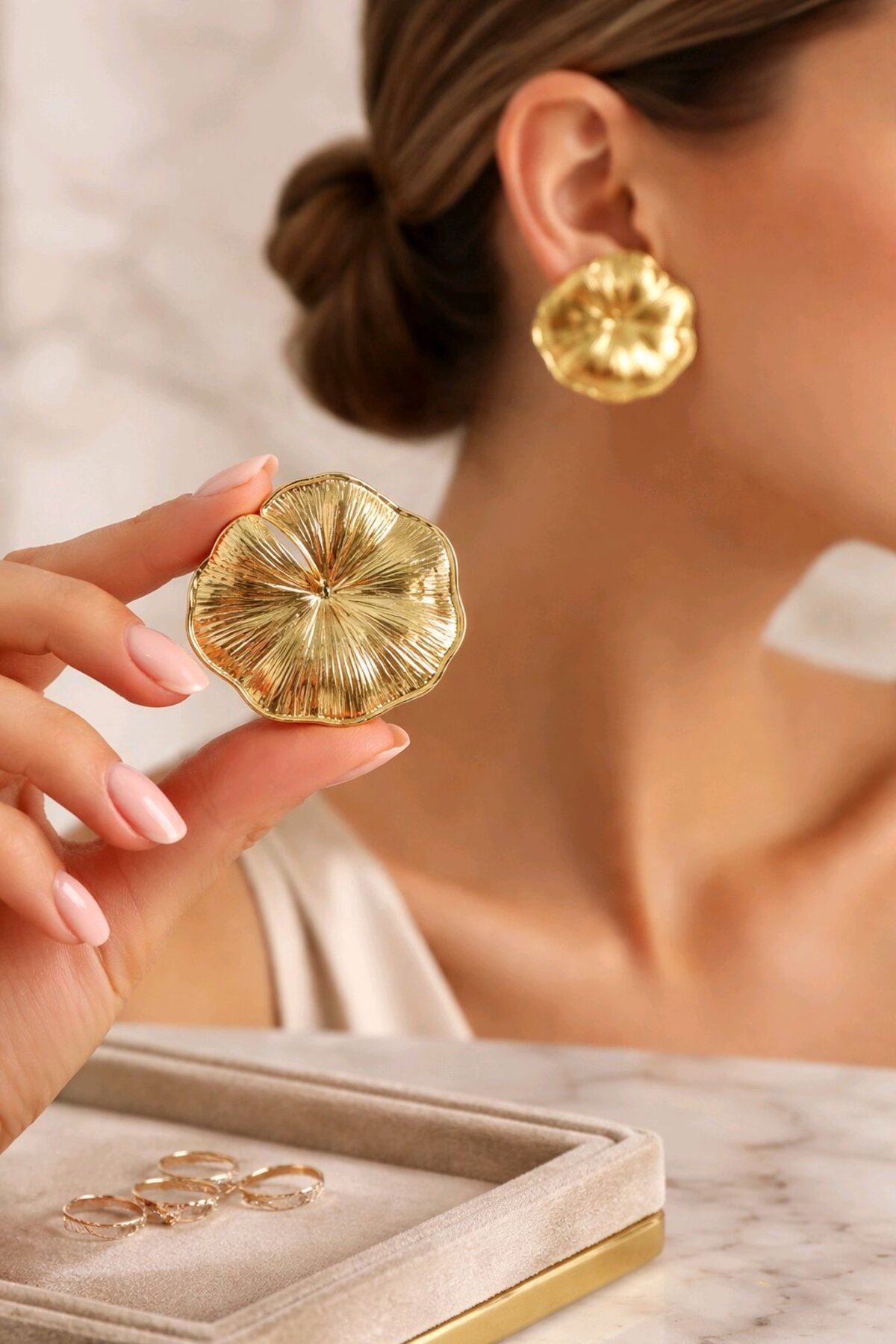Marka Model, Gold Büyük Nilüfer Çiçeği Kadın Küpe