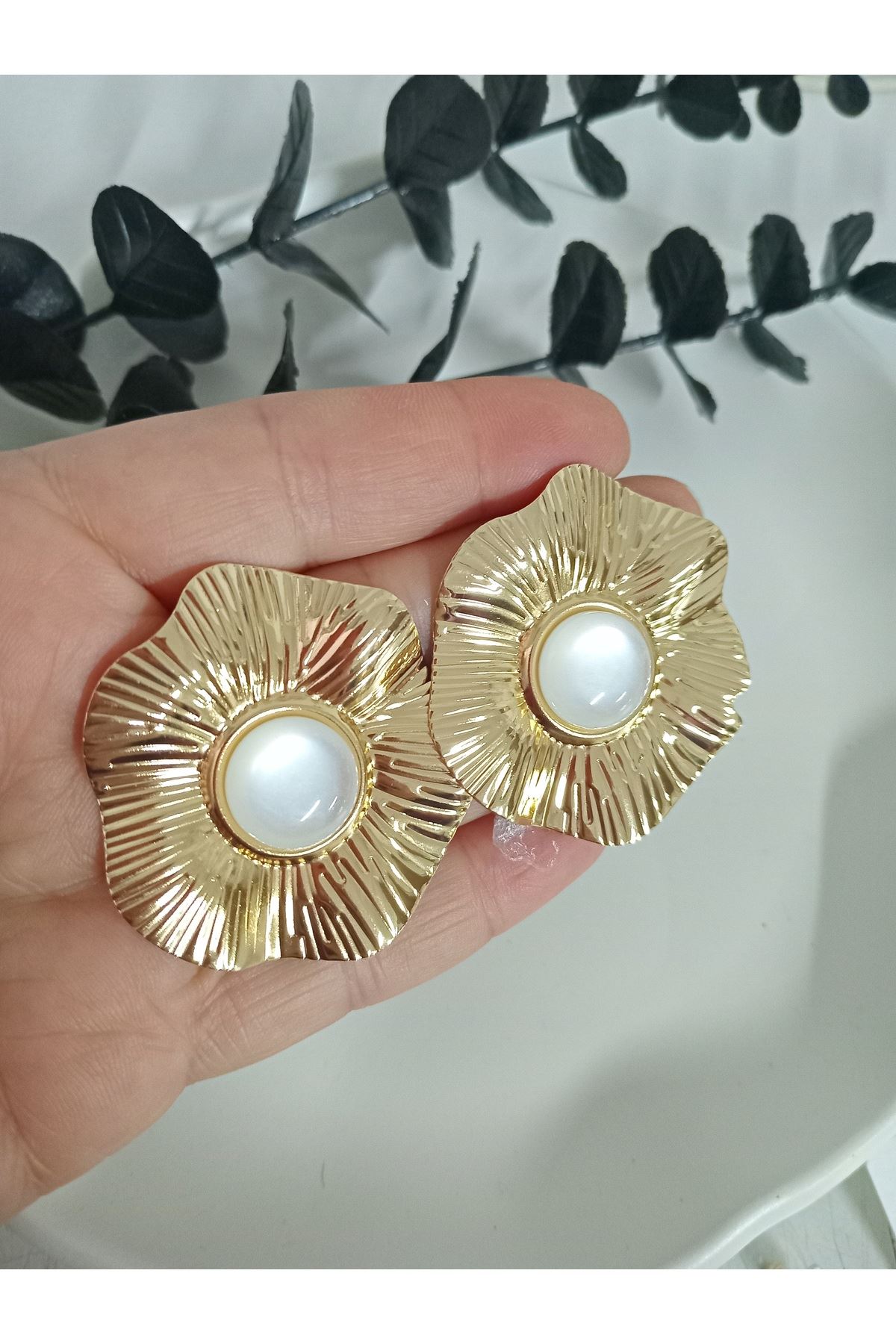 Beyaz Taşlı Gold Büyük Çiçek Kadın Küpe