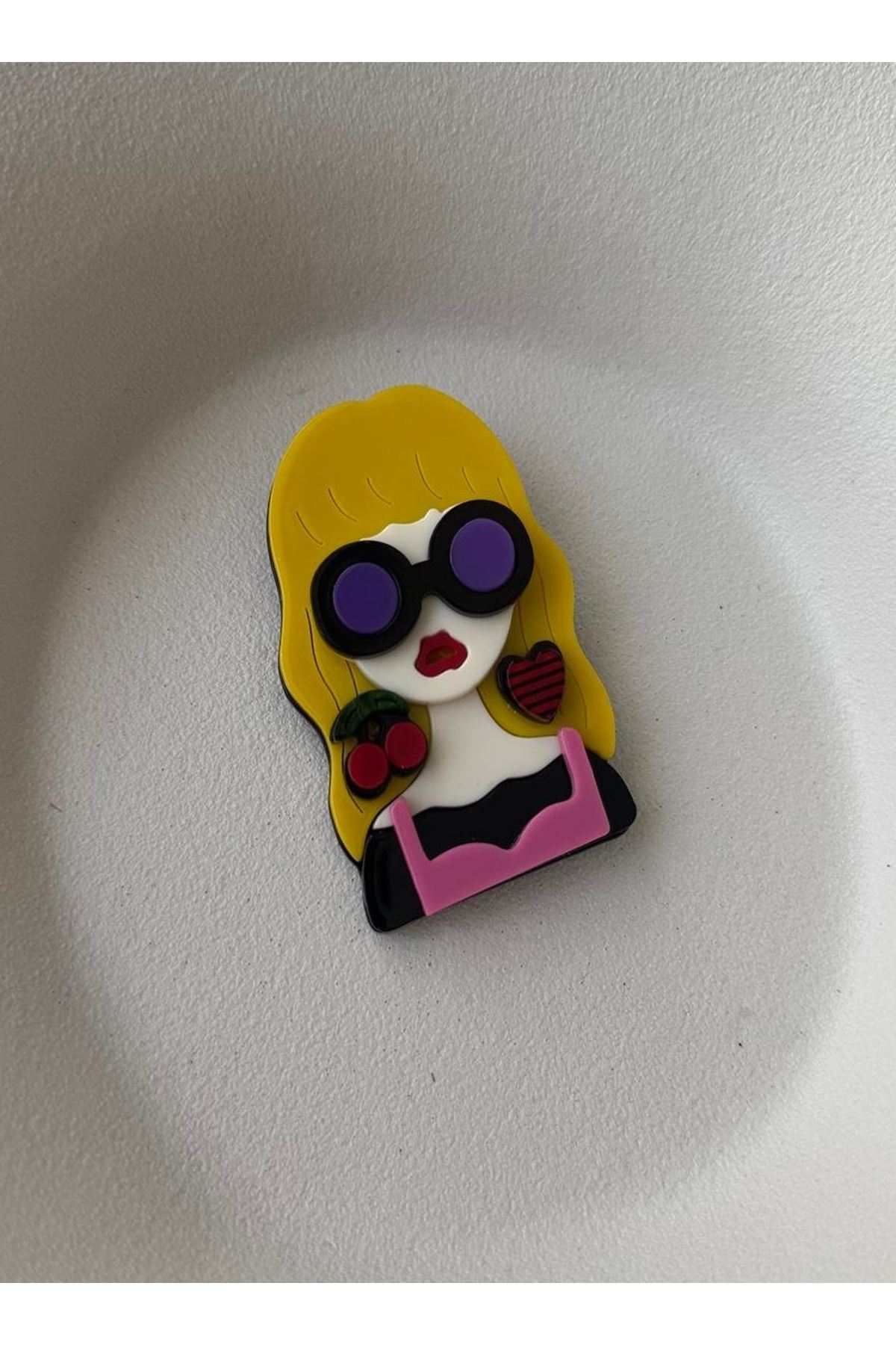 Pop Art Kiraz Küpeli Kız Broş