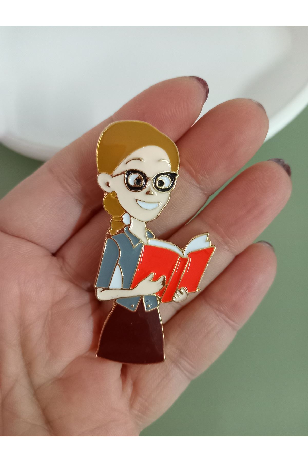 Elinde Kitaplı Öğretmen Broş