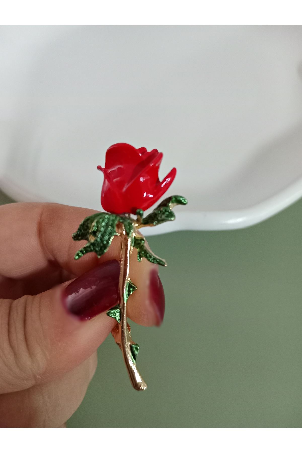 Dalda Kırmızı Gül Broş