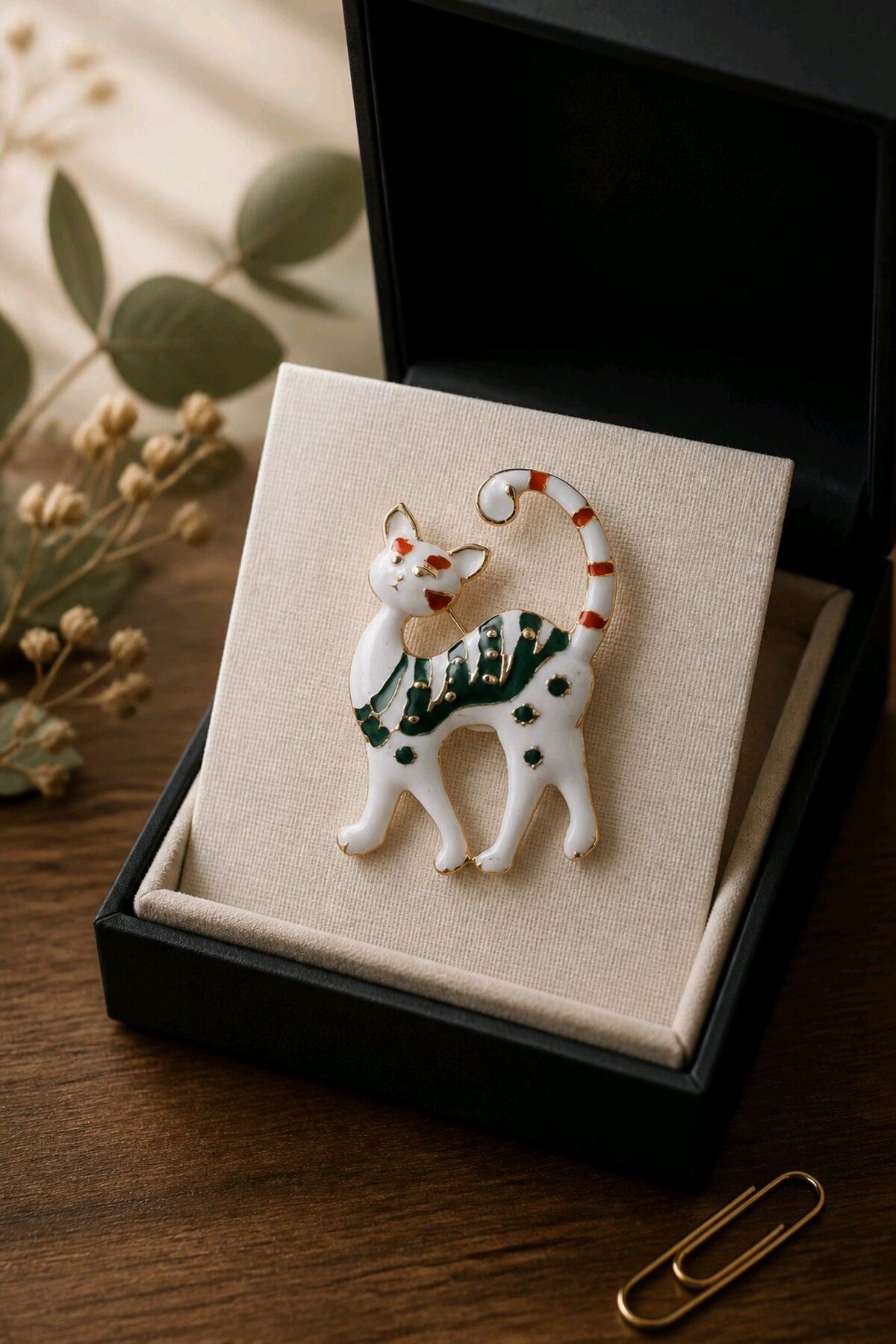 Beyaz Yeşilli Kedi Broş, Uzunluk:4cm Genişlik: 3,5cm