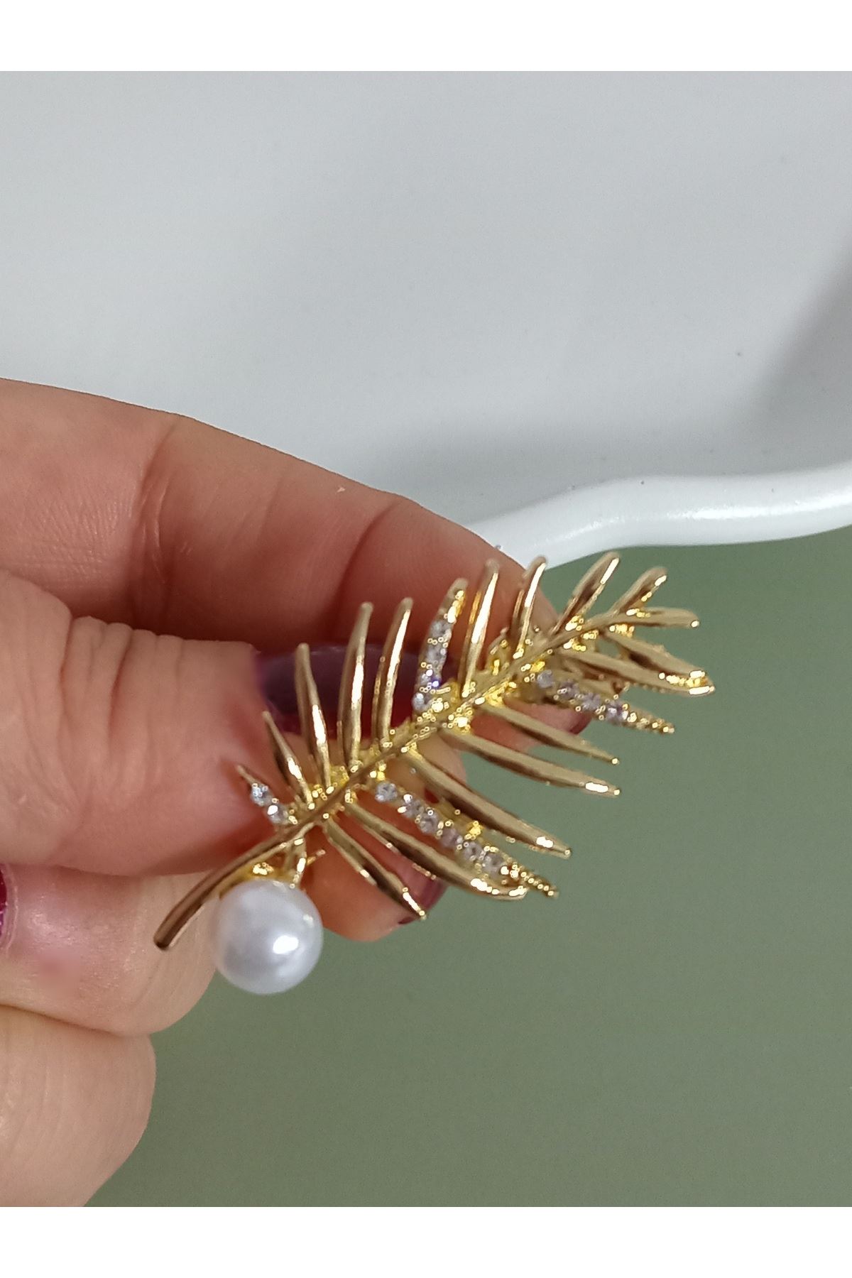 Gold İncili Yaprak Broş