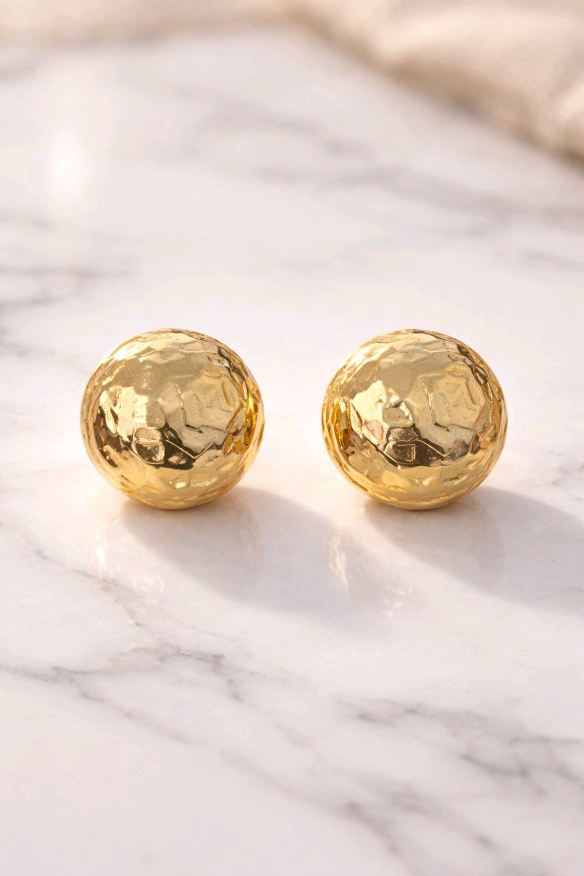Gold Dalgalı Basic Top Küpe, Çapı:1,5cm, Çok Hafif