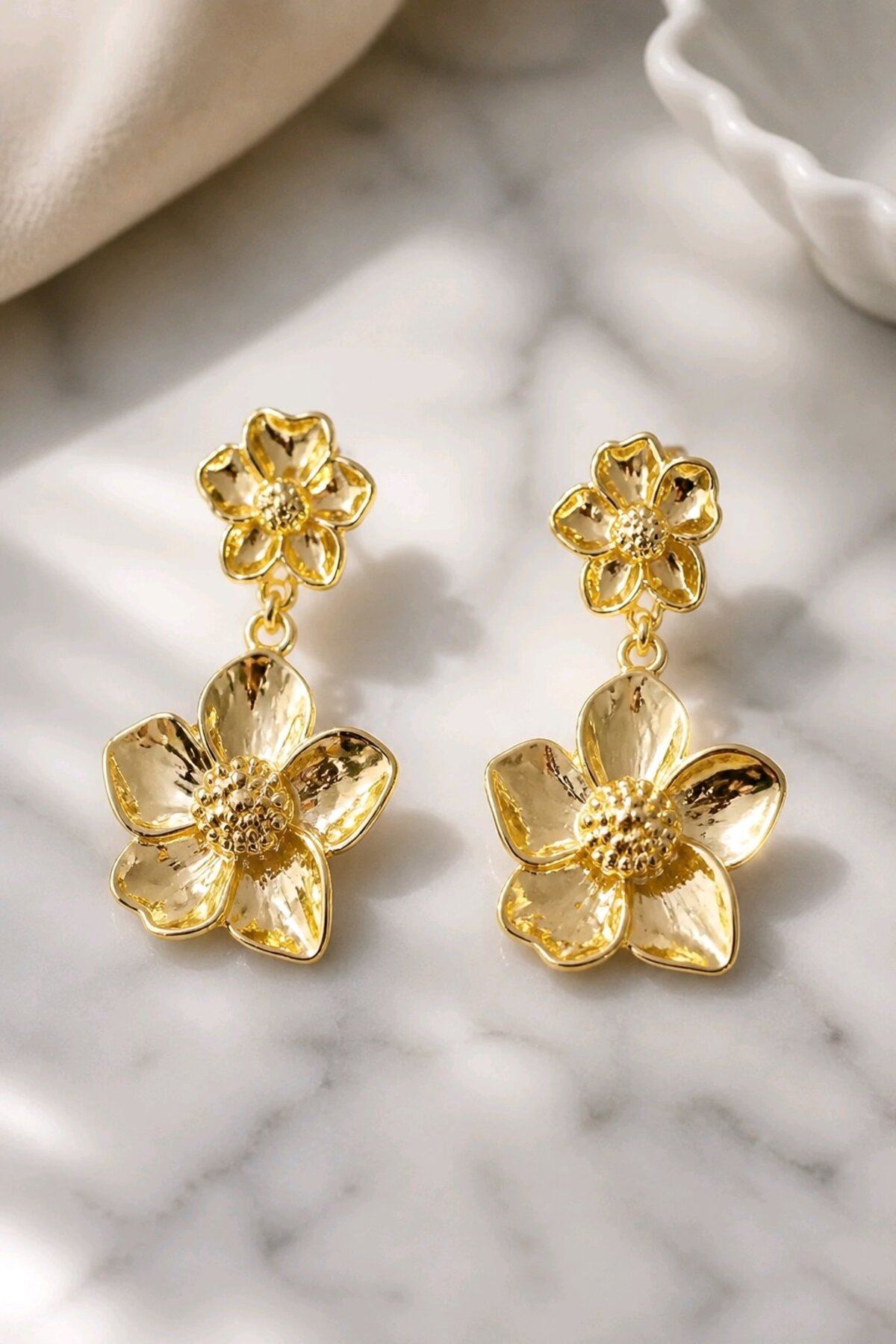 Gold Sallantılı Çiçek Küpe