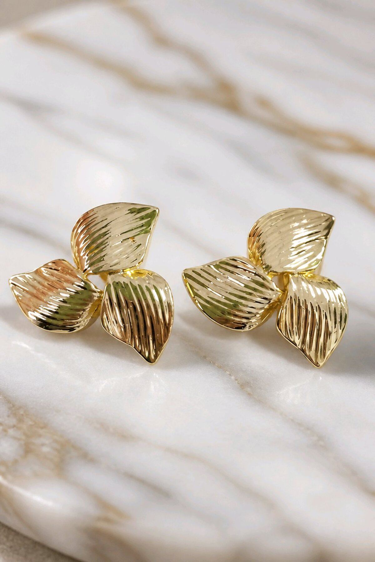 Gold Üç Yapraklı Küpe
