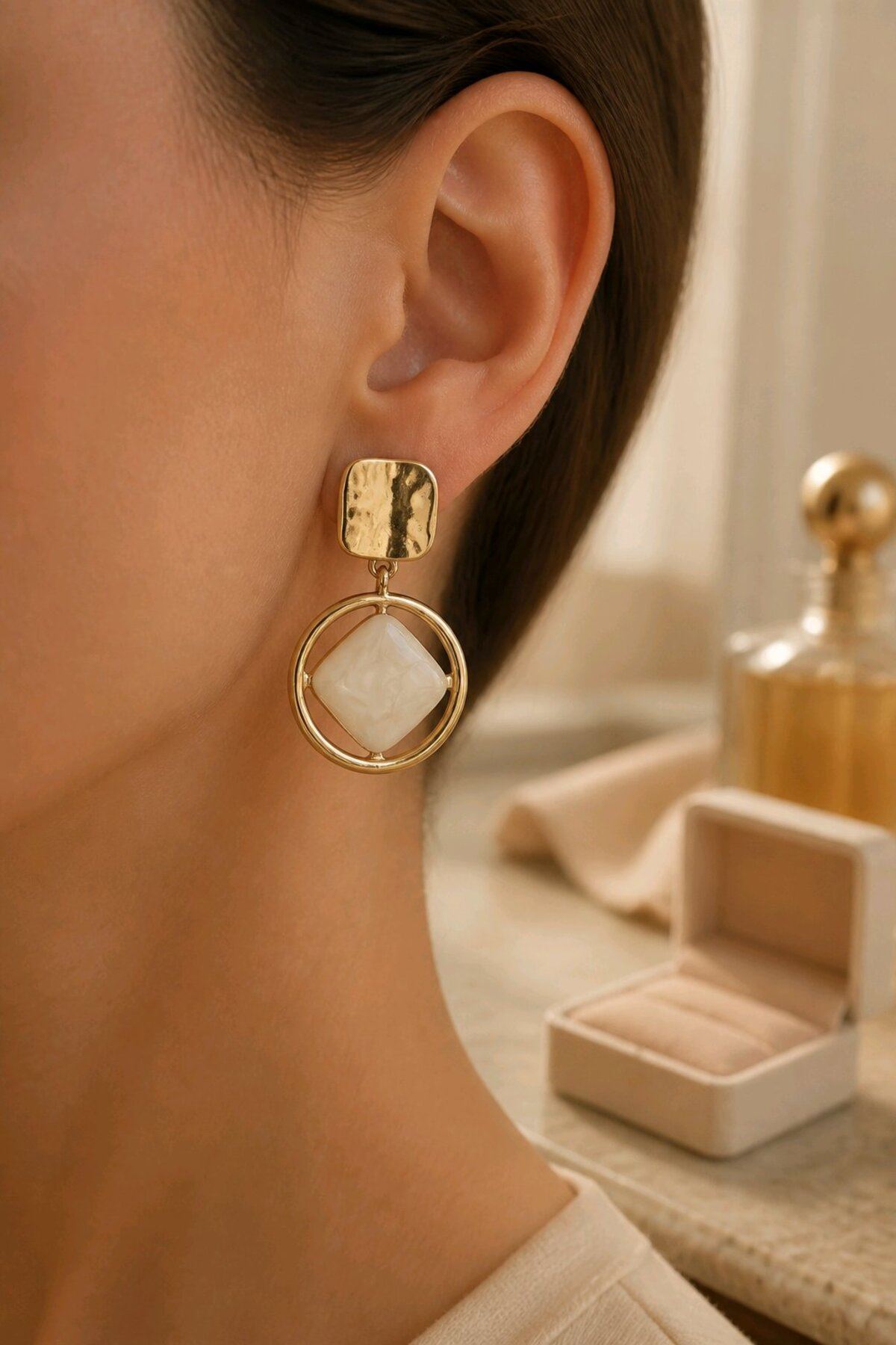 Krem Taşlı Gold Küpe
