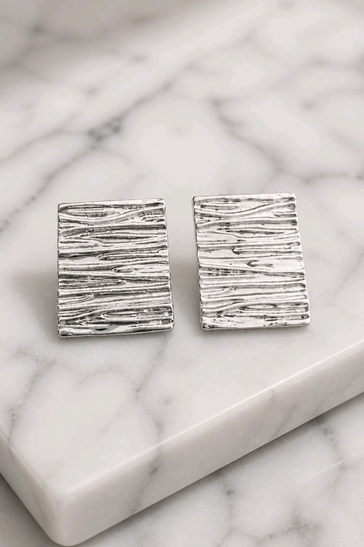 Gümüş Dokulu Yüzey Dörtgen Basic Küpe, Uzunluk:3cm