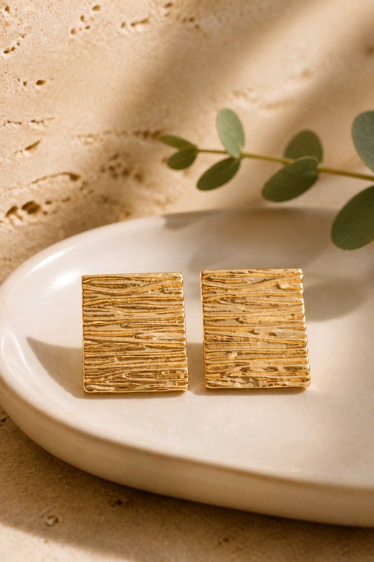 Gold Dokulu Yüzey Dörtgen Basic Küpe, Uzunluk:3cm